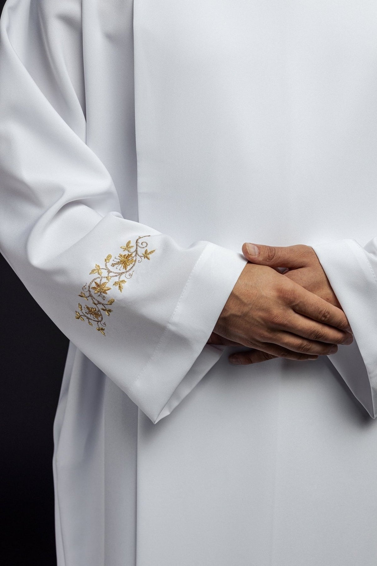 Alba kapłańska haftowana z golfem Biała - SZATYLITURGICZNE.PL