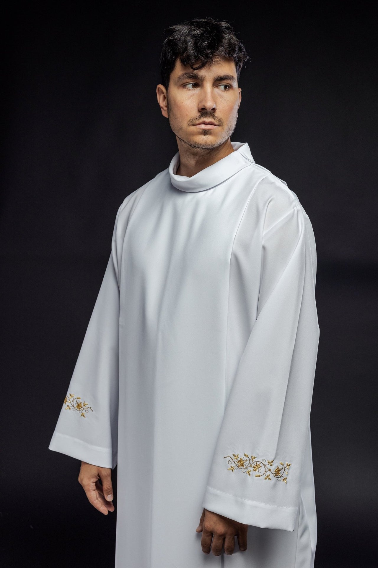 Alba kapłańska haftowana z golfem Biała - SZATYLITURGICZNE.PL
