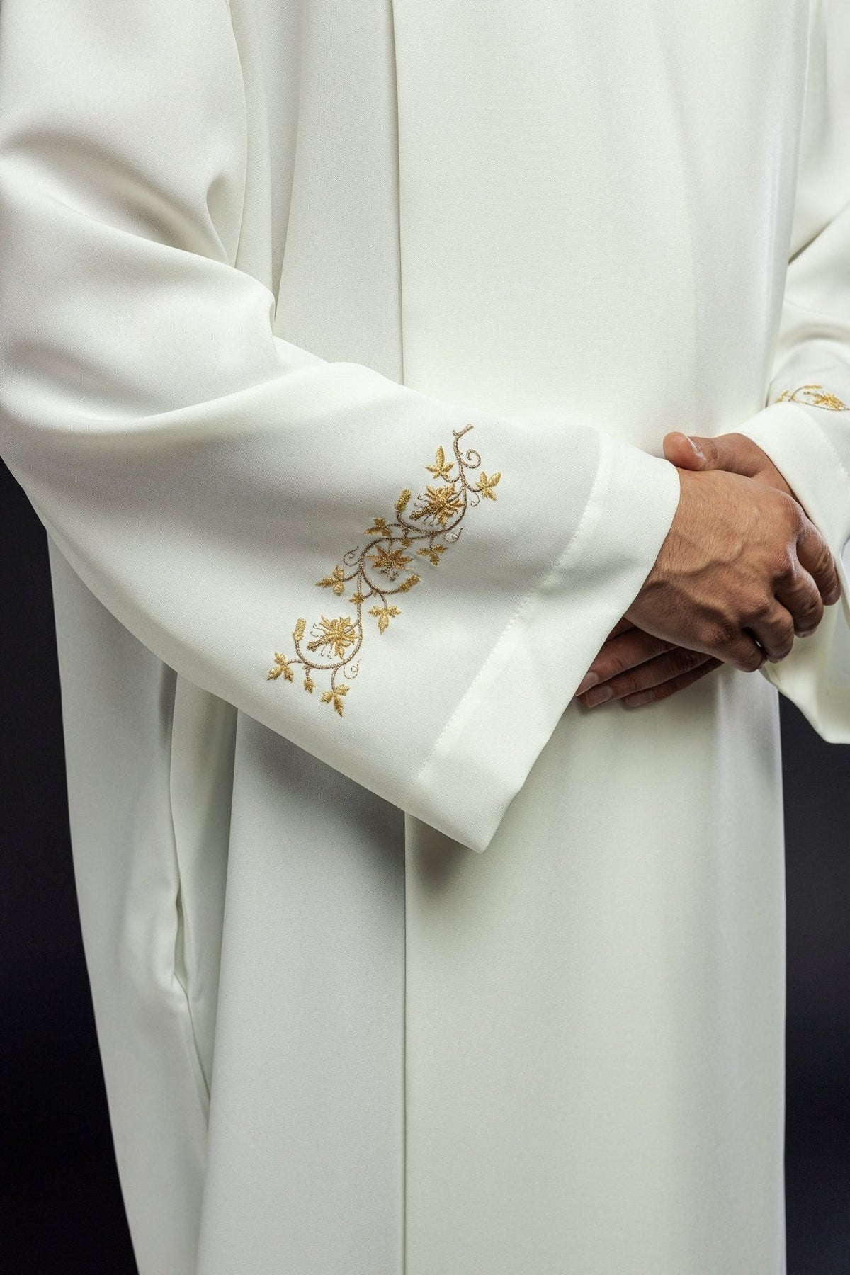 Alba kapłańska haftowana z golfem Ecru - SZATYLITURGICZNE.PL