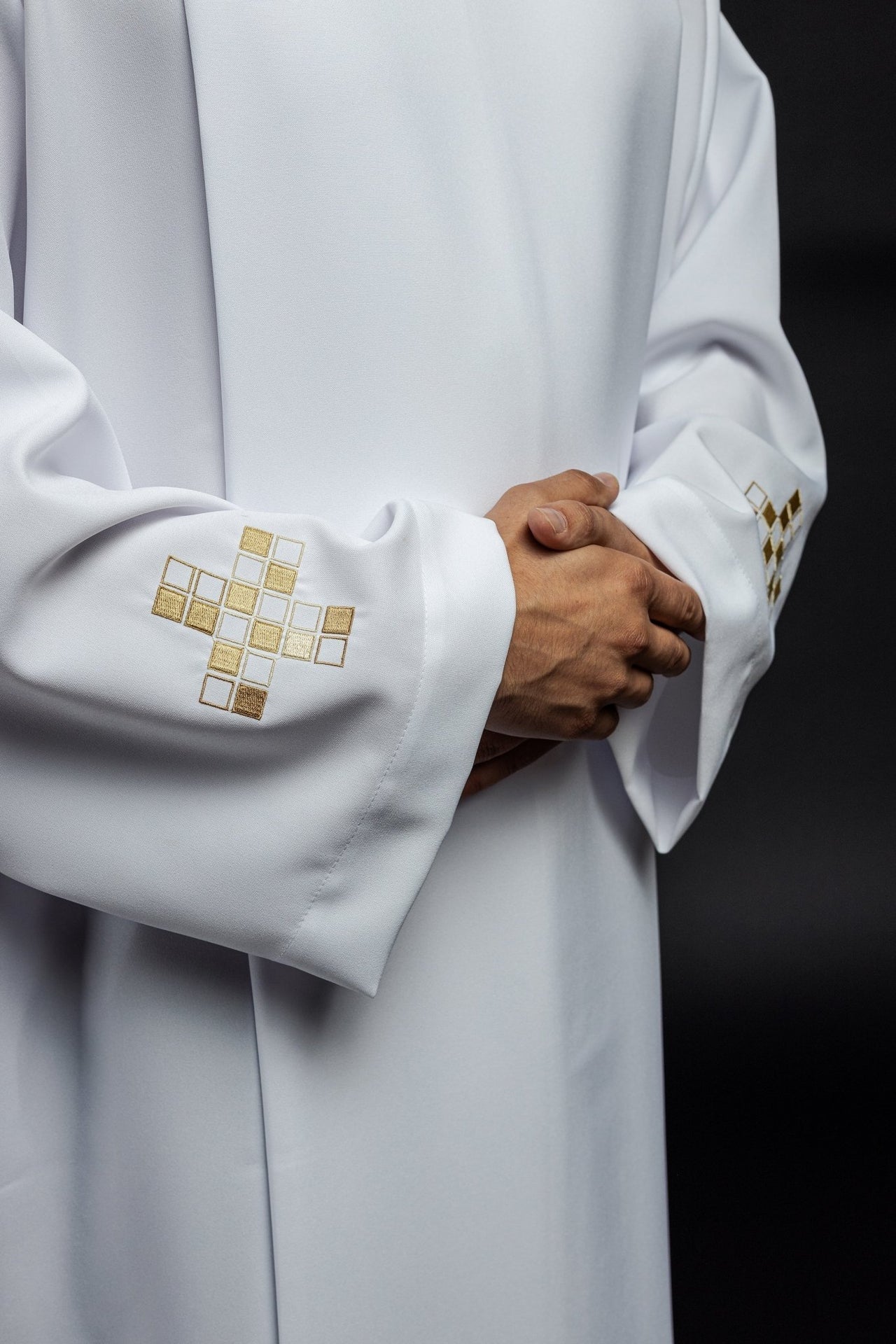 Alba z haftem mozaikowych Krzyży biała - SZATYLITURGICZNE.PL