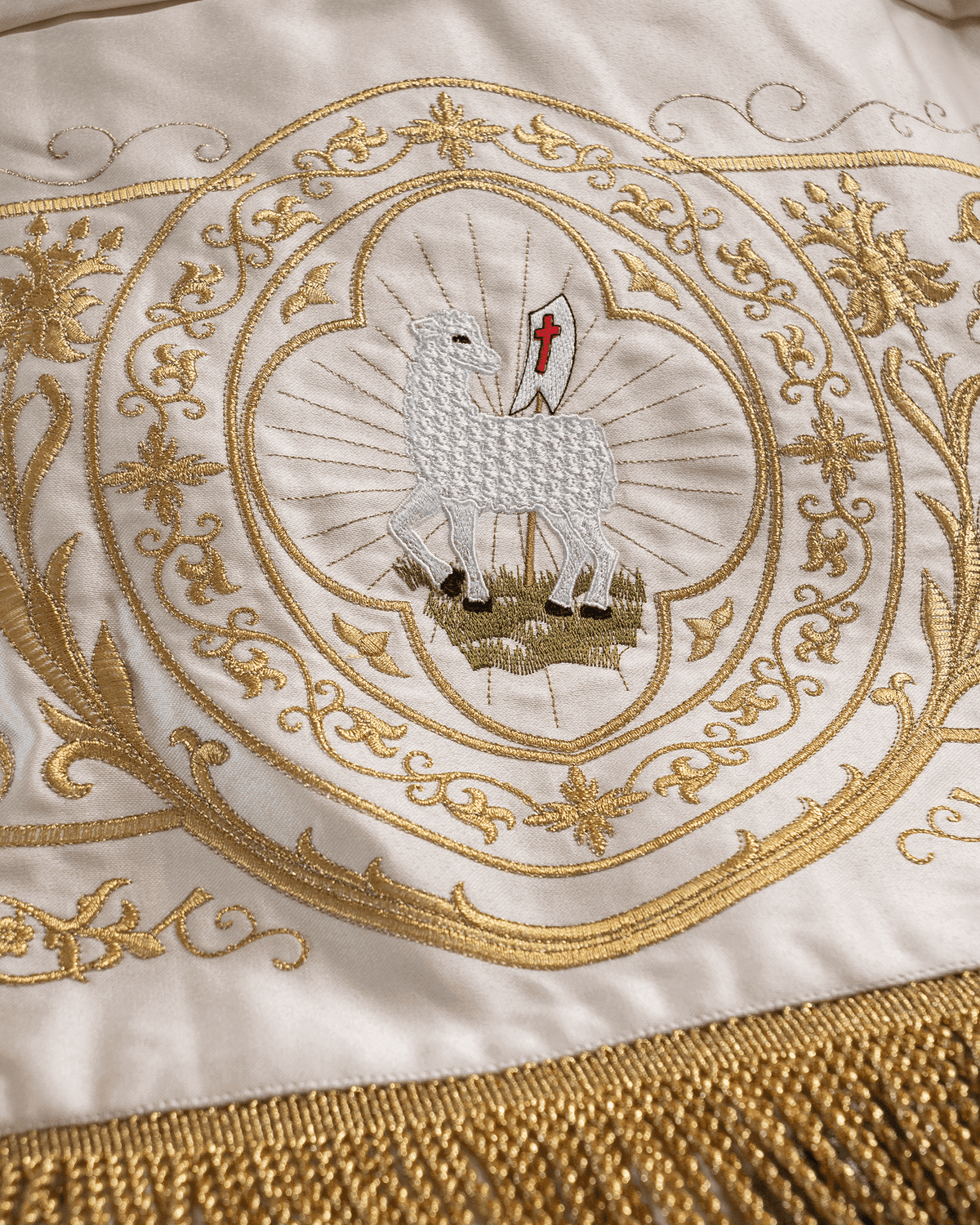 Baldachim procesyjny ecru z haftem pelikana i kielicha, 130×160 cm na Boże Ciało - SZATYLITURGICZNE.PL