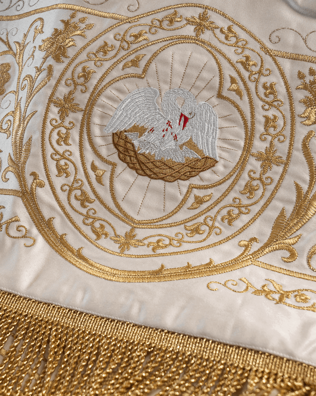 Baldachim procesyjny ecru z haftem pelikana i kielicha, 130×160 cm na Boże Ciało - SZATYLITURGICZNE.PL