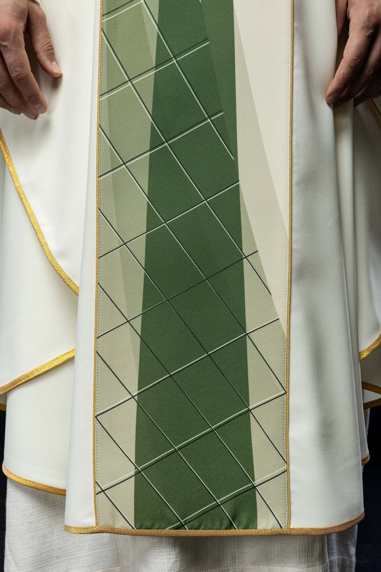 Biały Ornat Liturgiczny z Haftem Krzyża i Ryb - Złota Nić - SZATYLITURGICZNE.PL
