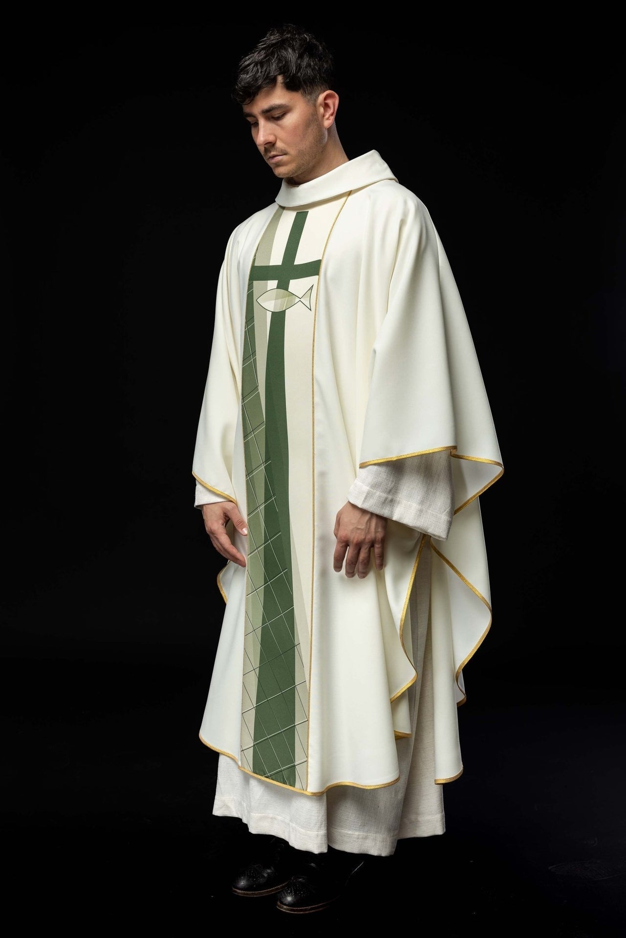 Biały Ornat Liturgiczny z Haftem Krzyża i Ryb - Złota Nić - SZATYLITURGICZNE.PL