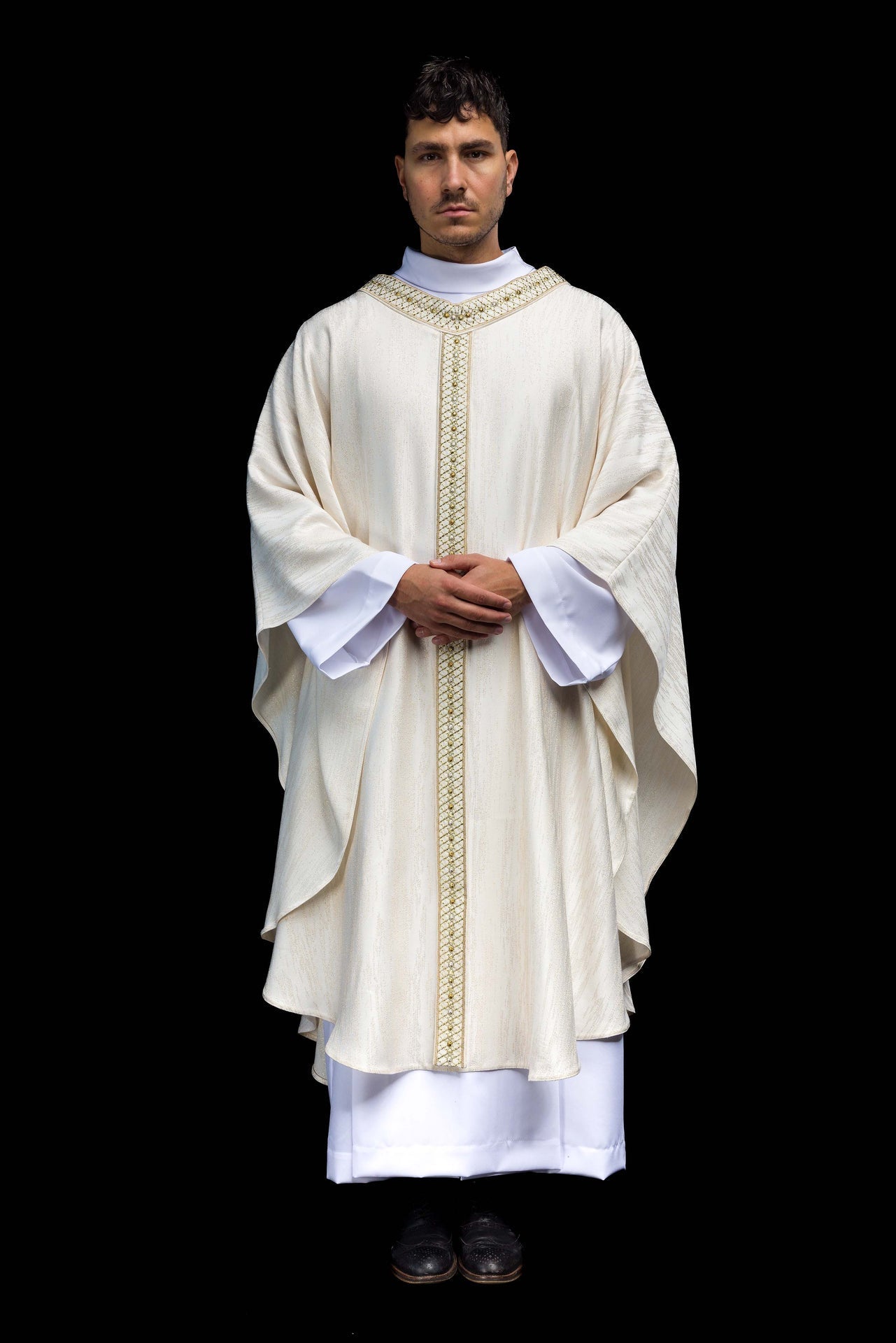 Biały Ornat Liturgiczny z Haftowanym Pasem i Kołnierzem - SZATYLITURGICZNE.PL