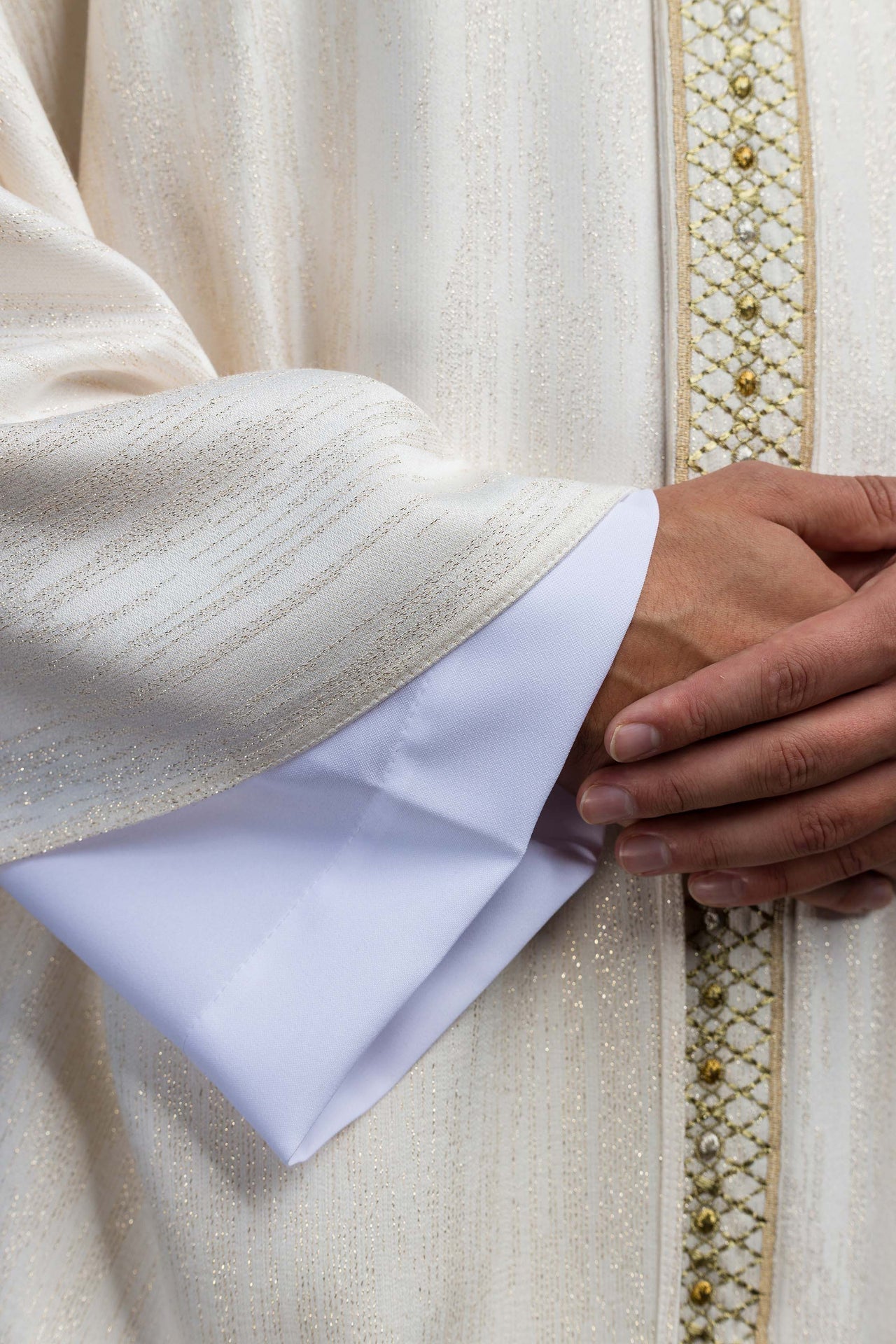 Biały Ornat Liturgiczny z Haftowanym Pasem i Kołnierzem - SZATYLITURGICZNE.PL