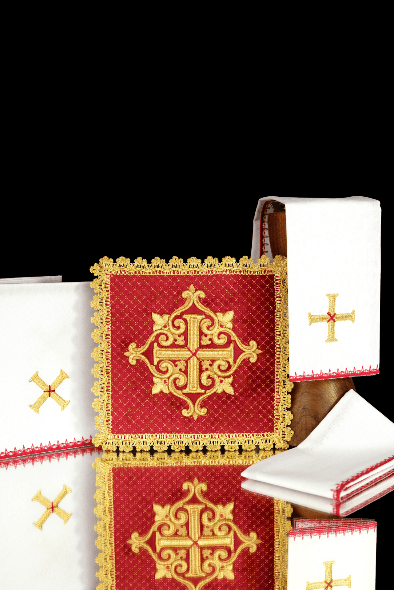 Bielizna Kielichowa Aksamit Czerwony Złoty Krzyż Haftowany - SZATYLITURGICZNE.PL