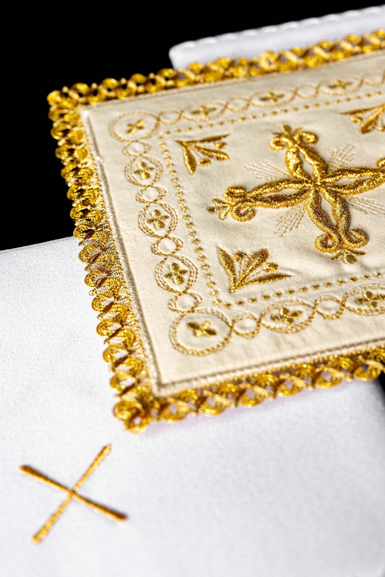 Bielizna Kielichowa Aksamit Ecru Złoty Krzyż Komplet 4w1 - SZATYLITURGICZNE.PL