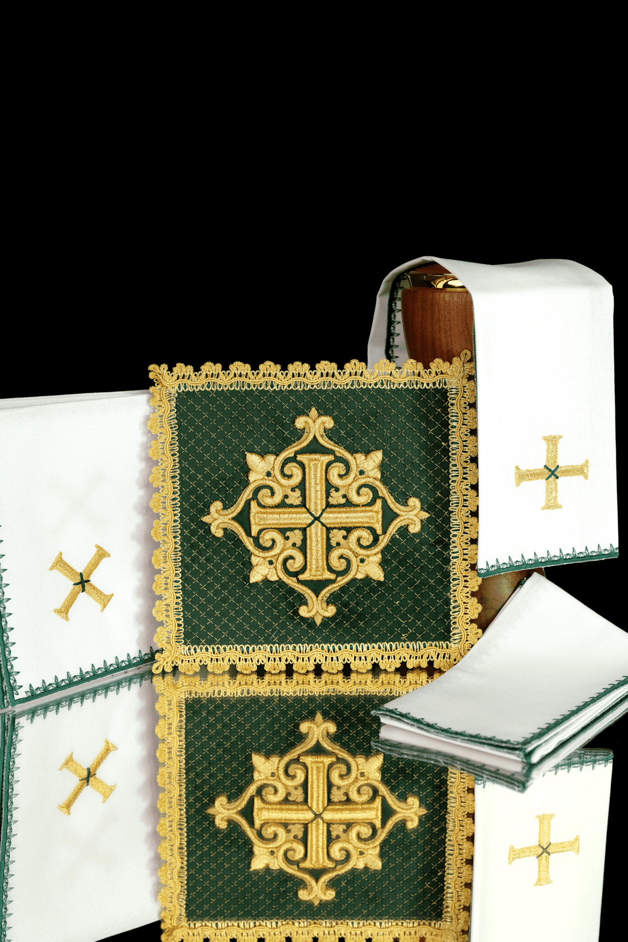 Bielizna Kielichowa Aksamit Zielony - Haftowany Krzyż Złotą Nicią - SZATYLITURGICZNE.PL