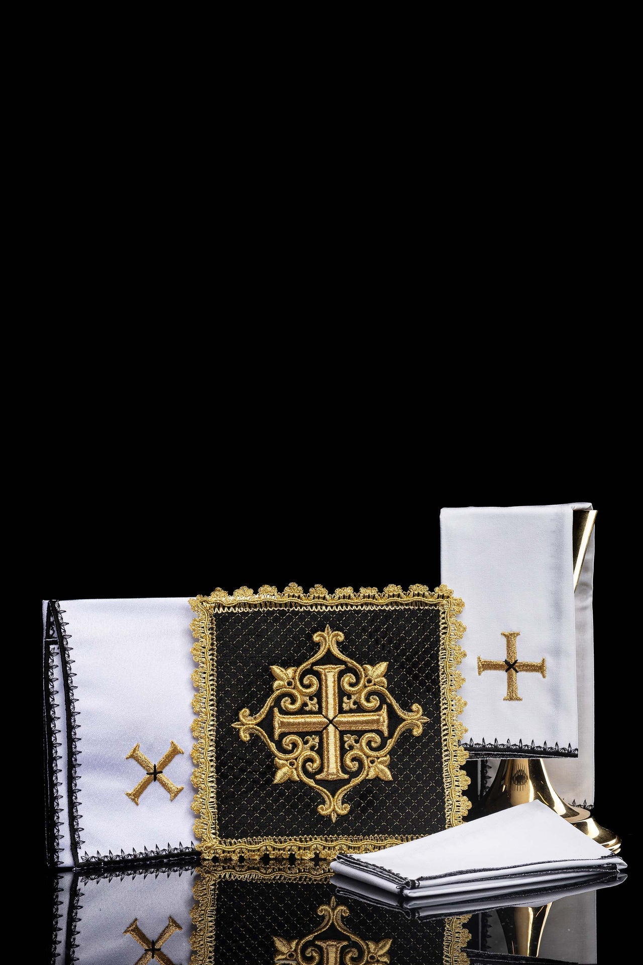 Bielizna Kielichowa Aksamitna Czarna ze Złotym Krzyżem Haftowanym - SZATYLITURGICZNE.PL