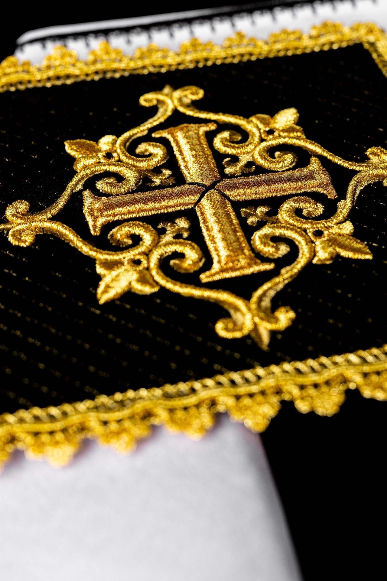 Bielizna Kielichowa Aksamitna Czarna ze Złotym Krzyżem Haftowanym - SZATYLITURGICZNE.PL