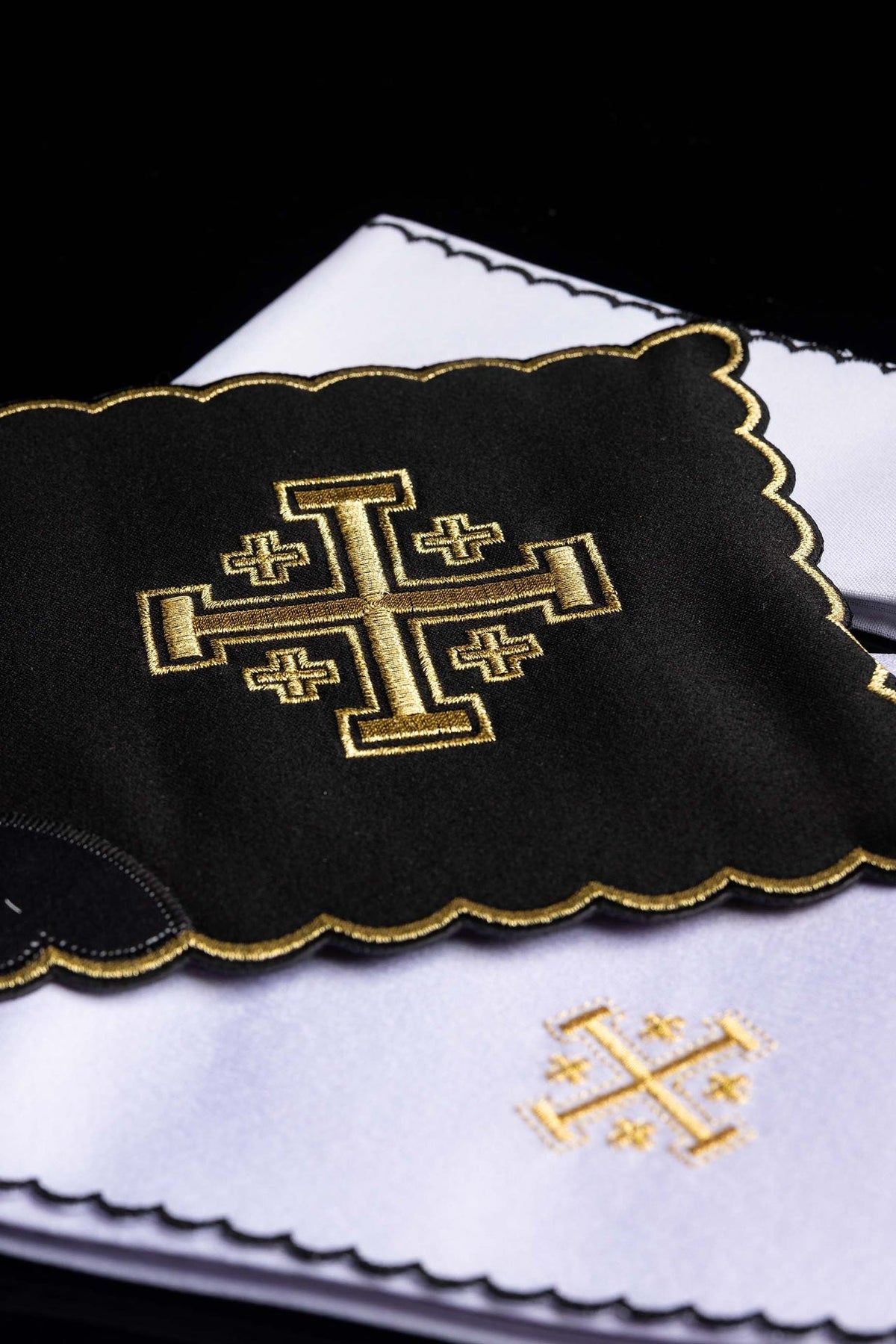 Bielizna kielichowa czarna z haftem Krzyż Jerozolimski - SZATYLITURGICZNE.PL