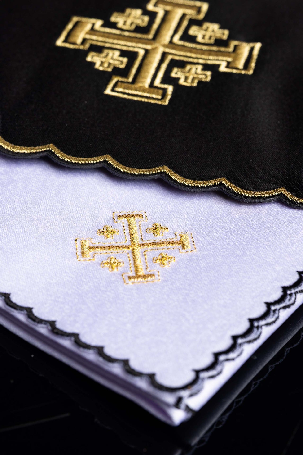 Bielizna kielichowa czarna z haftem Krzyż Jerozolimski - SZATYLITURGICZNE.PL