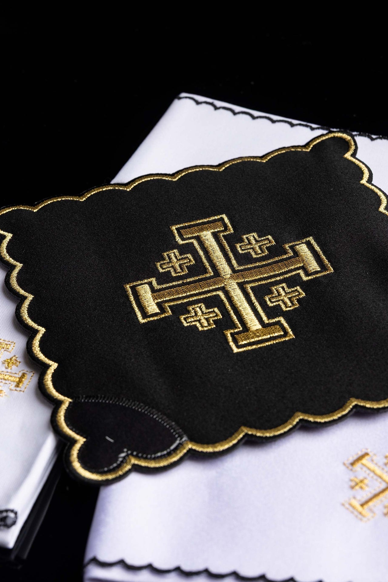 Bielizna kielichowa czarna z haftem Krzyż Jerozolimski - SZATYLITURGICZNE.PL