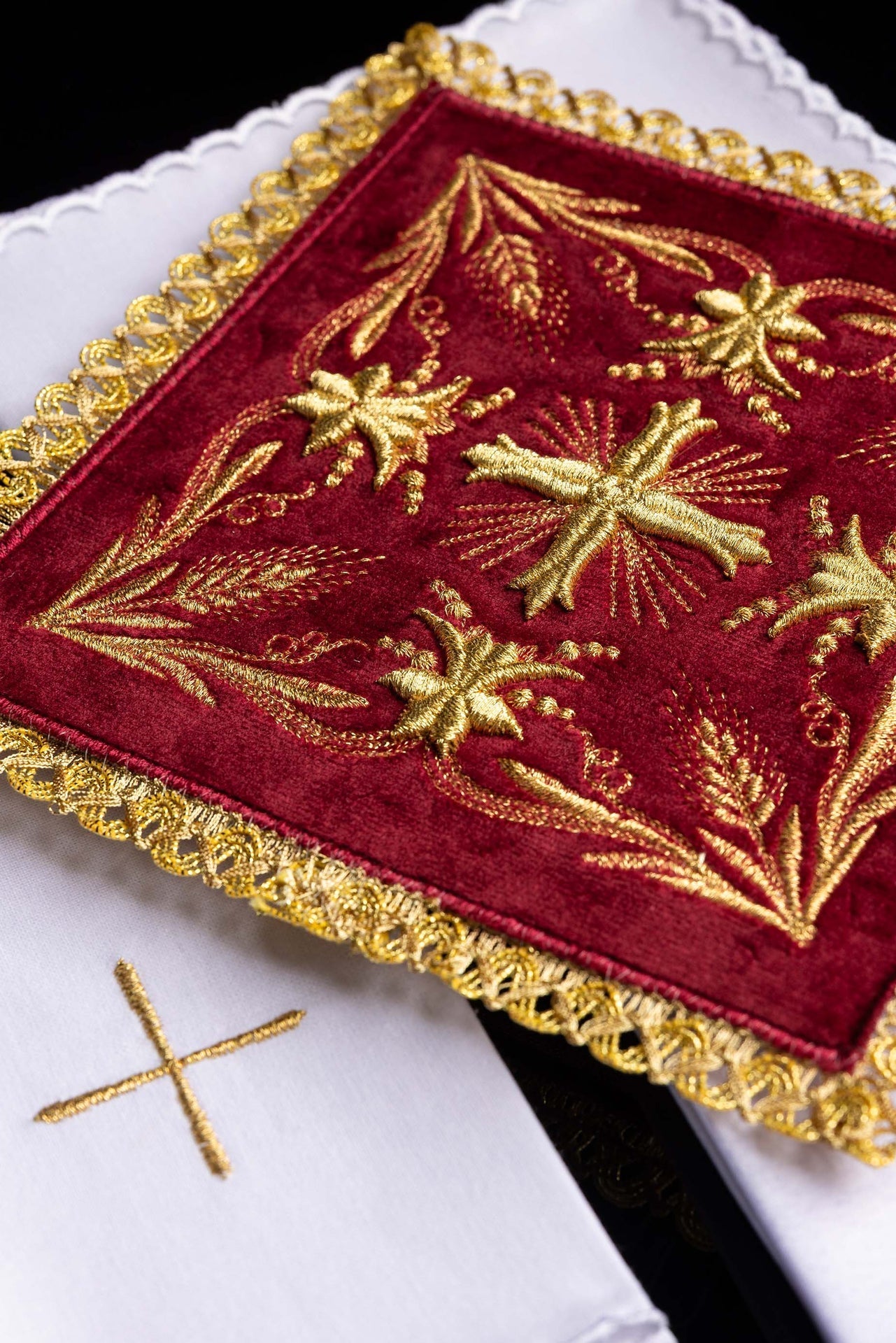 Bielizna Kielichowa Czerwony Aksamit - Złoty Haft Krzyży - SZATYLITURGICZNE.PL