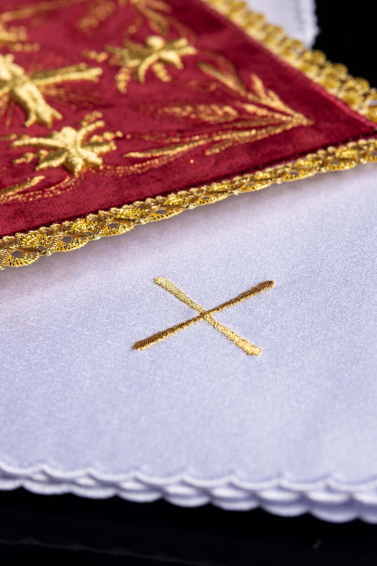 Bielizna Kielichowa Czerwony Aksamit - Złoty Haft Krzyży - SZATYLITURGICZNE.PL