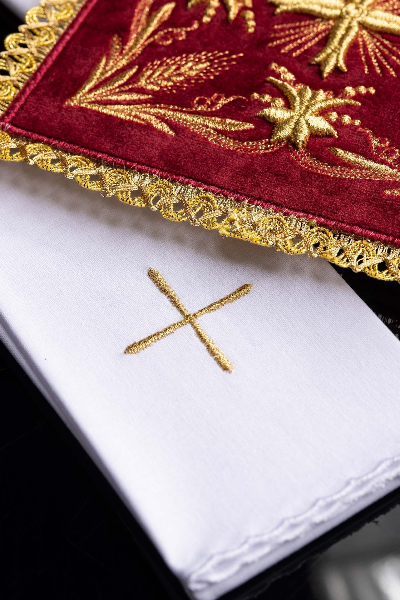 Bielizna Kielichowa Czerwony Aksamit - Złoty Haft Krzyży - SZATYLITURGICZNE.PL
