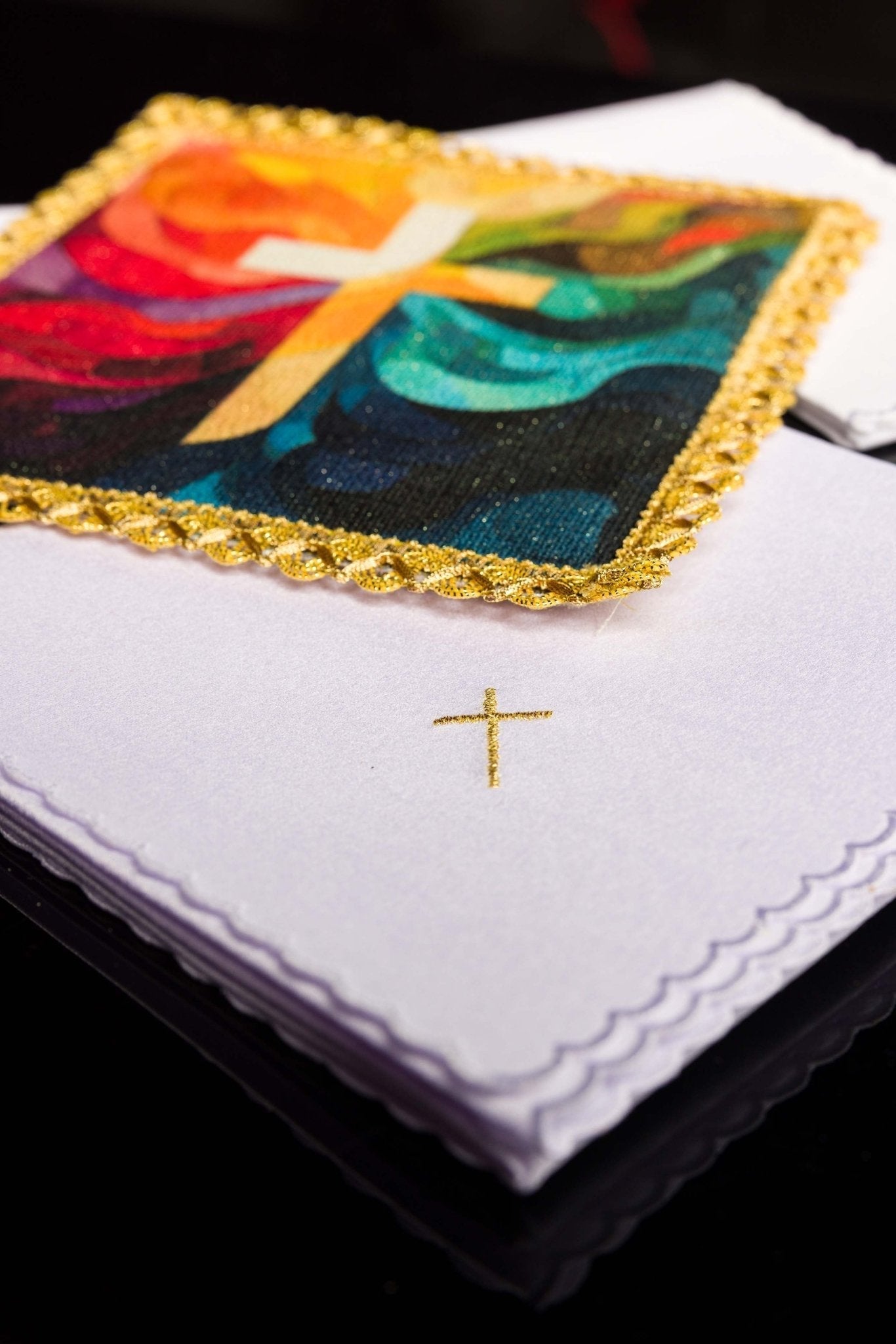 Bielizna kielichowa drukowana kolorowa z motywem krzyża - SZATYLITURGICZNE.PL
