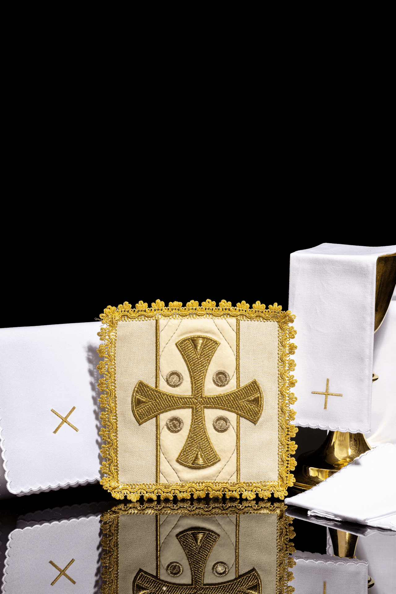 Bielizna Kielichowa Ecru Aksamit Haft Złoty Krzyż - Komplet 4 el. - SZATYLITURGICZNE.PL