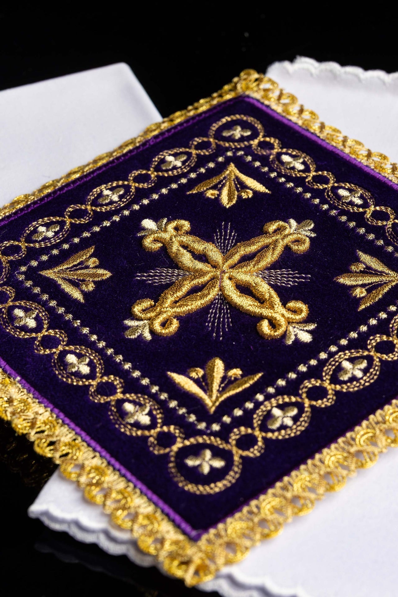 Bielizna Kielichowa Fioletowa Aksamit Haft Krzyże - Komplet 4 el. - SZATYLITURGICZNE.PL