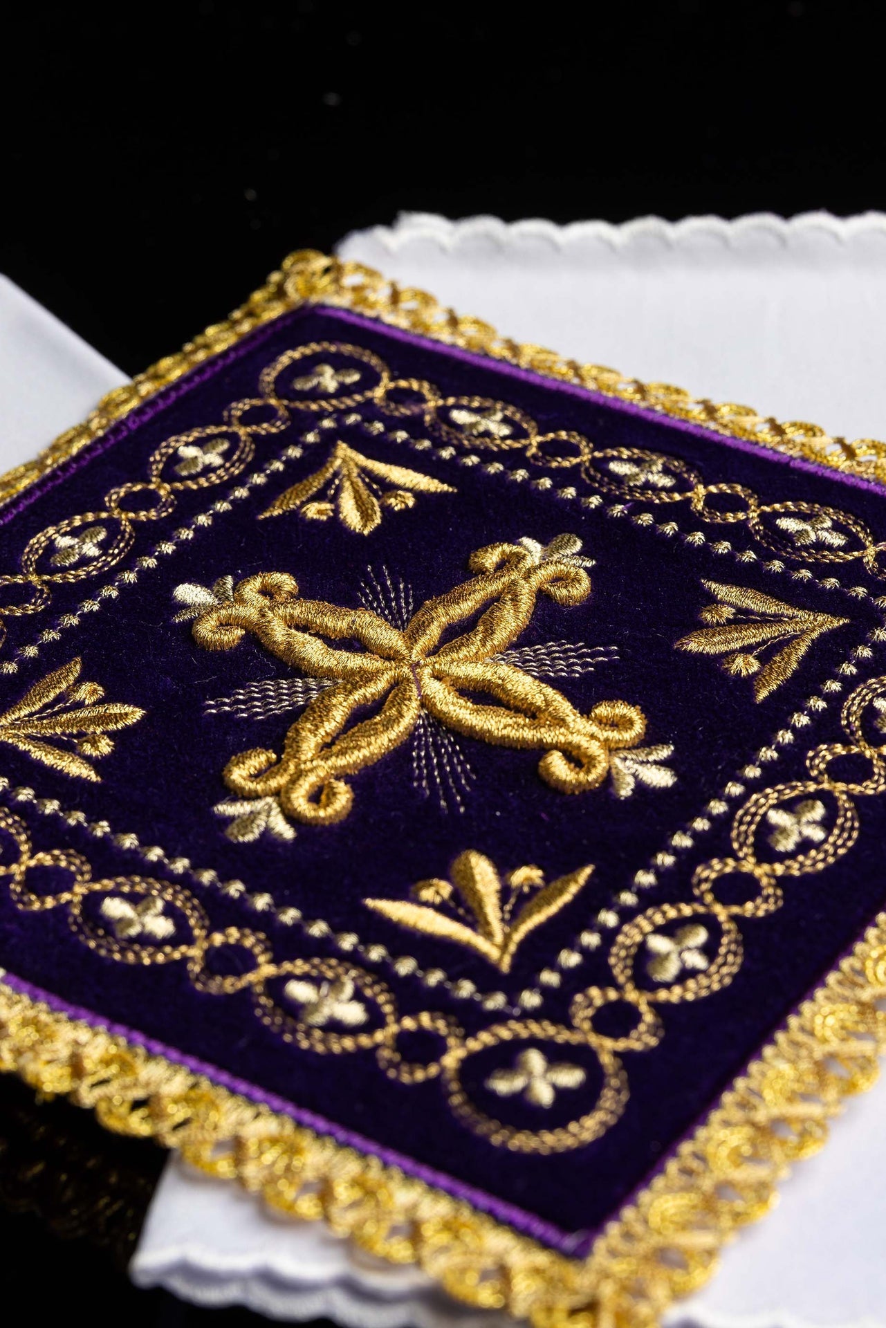 Bielizna Kielichowa Fioletowa Aksamit Haft Krzyże - Komplet 4 el. - SZATYLITURGICZNE.PL