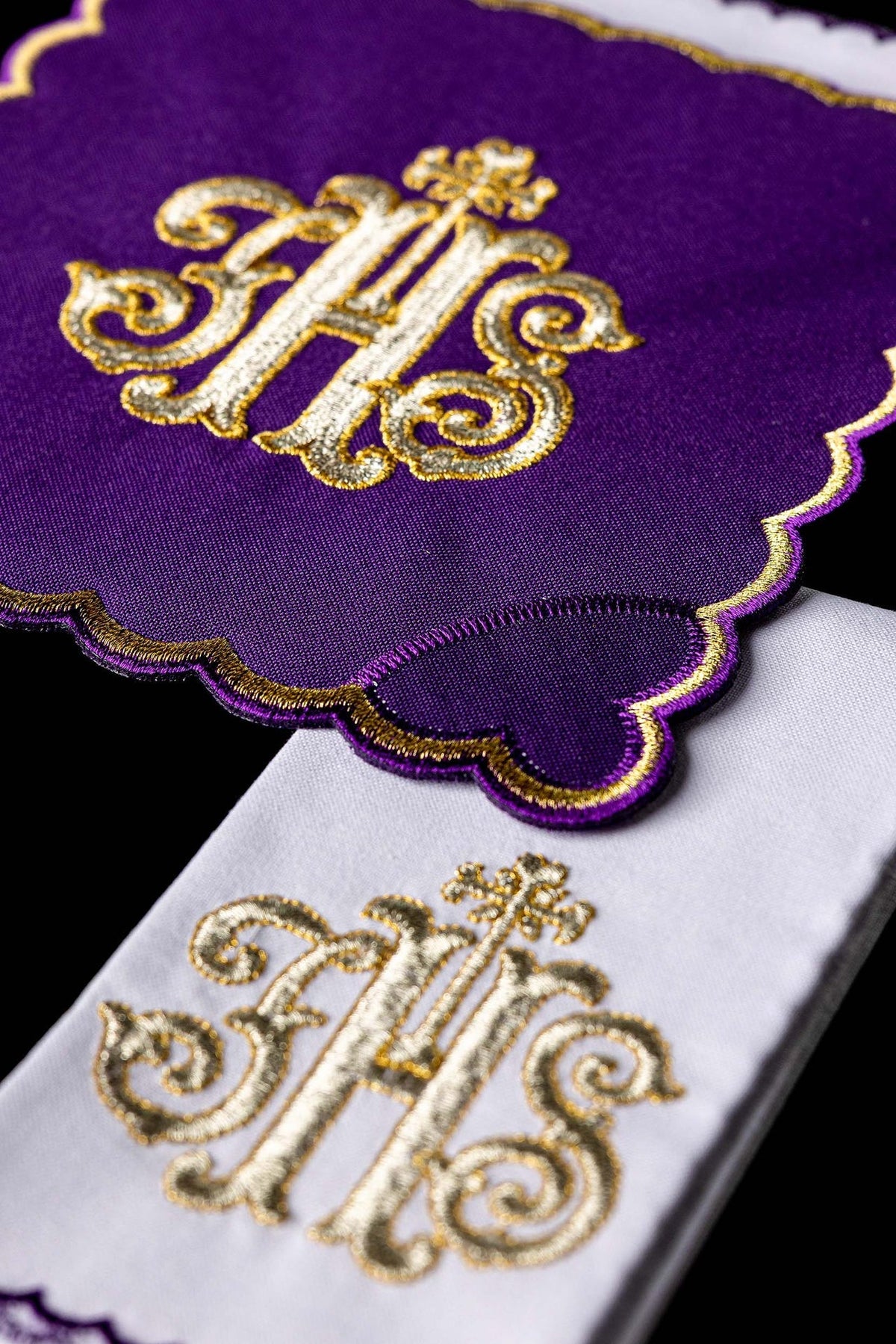 Bielizna Kielichowa Fioletowa IHS Haft Złotem - Komplet 4 - częściowy - SZATYLITURGICZNE.PL