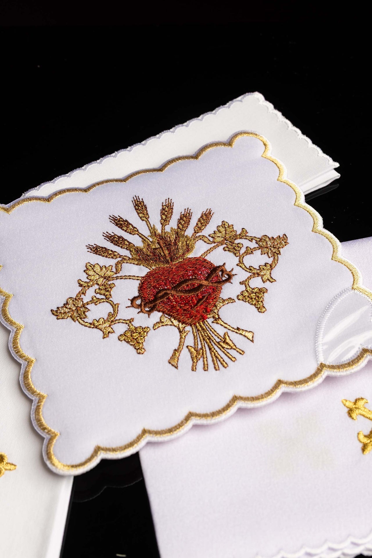 Bielizna kielichowa haftowana z Sercem Jezusa komplet 4cz. - SZATYLITURGICZNE.PL