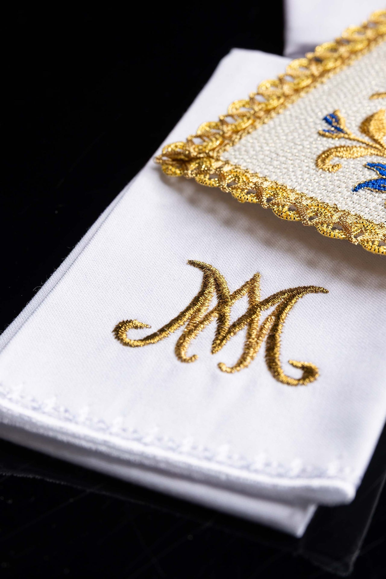 Bielizna kielichowa haftowana z symbolem Maryjnym - SZATYLITURGICZNE.PL
