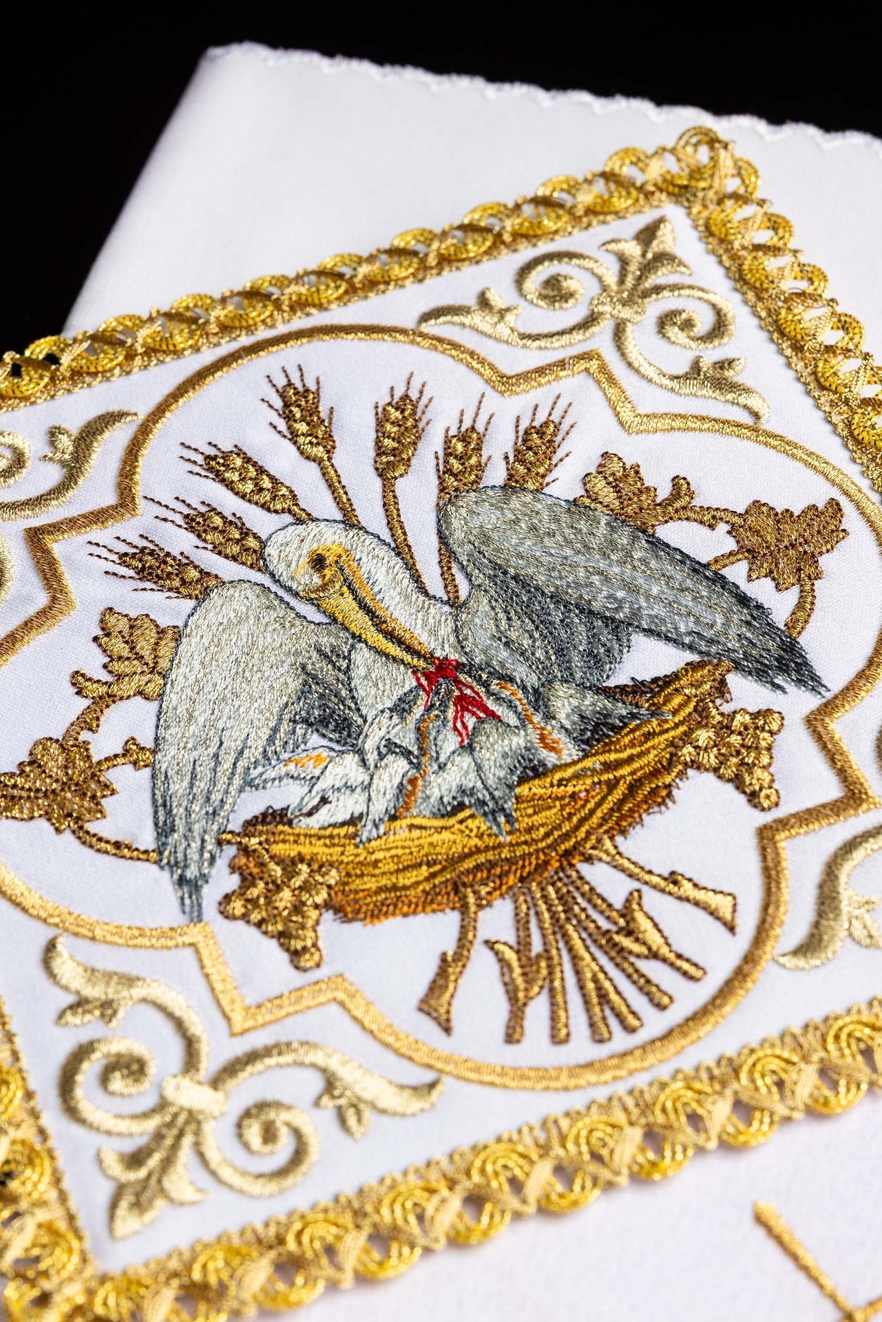 Bielizna kielichowa haftowana z wizerunkiem Pelikana - SZATYLITURGICZNE.PL