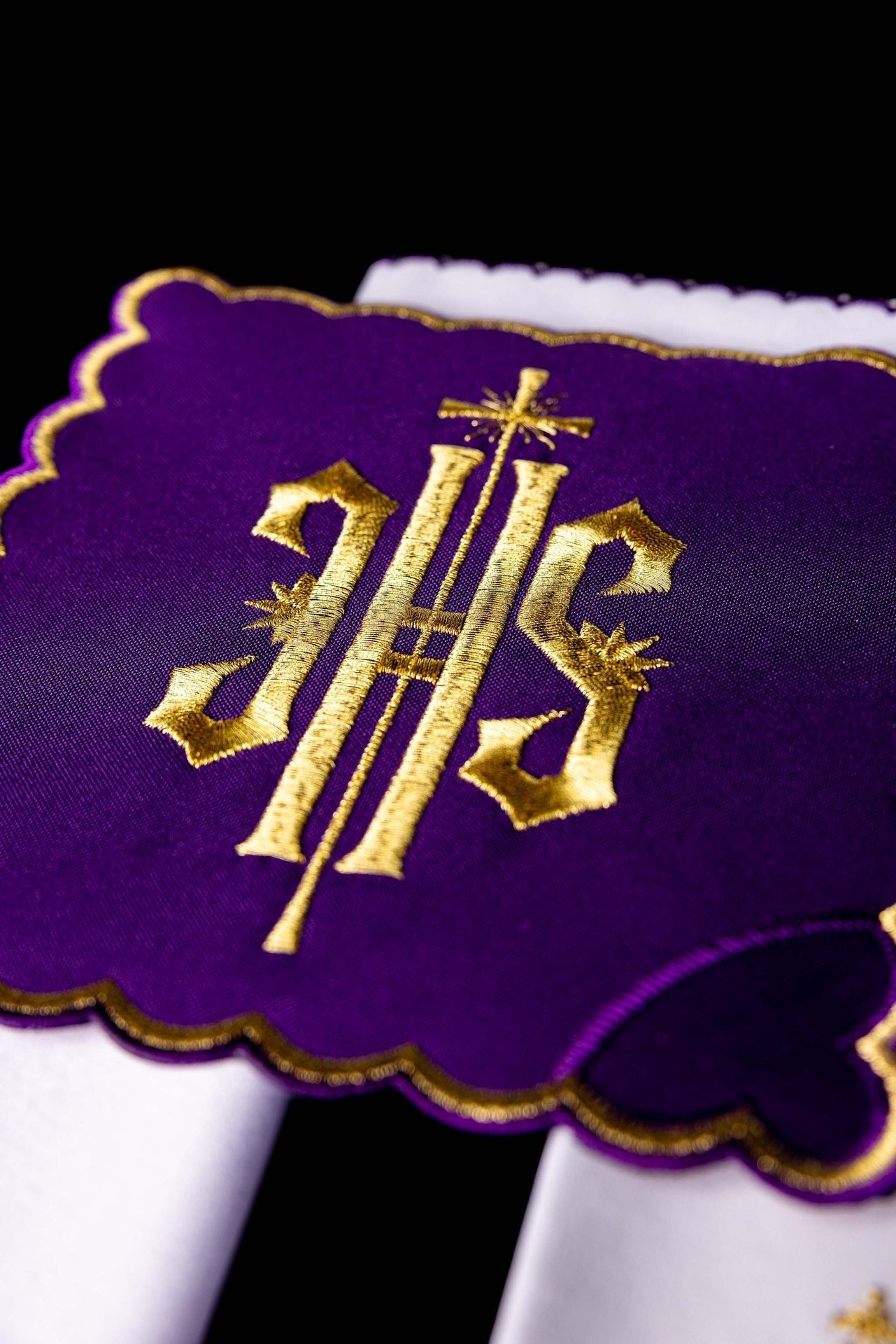 Bielizna Kielichowa IHS Fioletowa - Komplet Haftowany Złotą Nicią - SZATYLITURGICZNE.PL