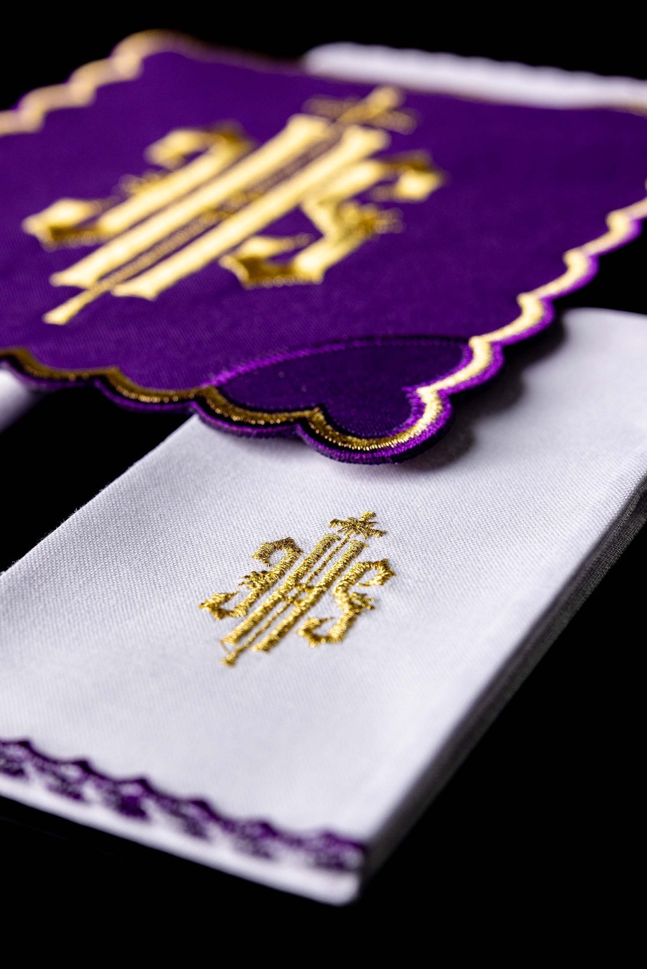 Bielizna Kielichowa IHS Fioletowa - Komplet Haftowany Złotą Nicią - SZATYLITURGICZNE.PL