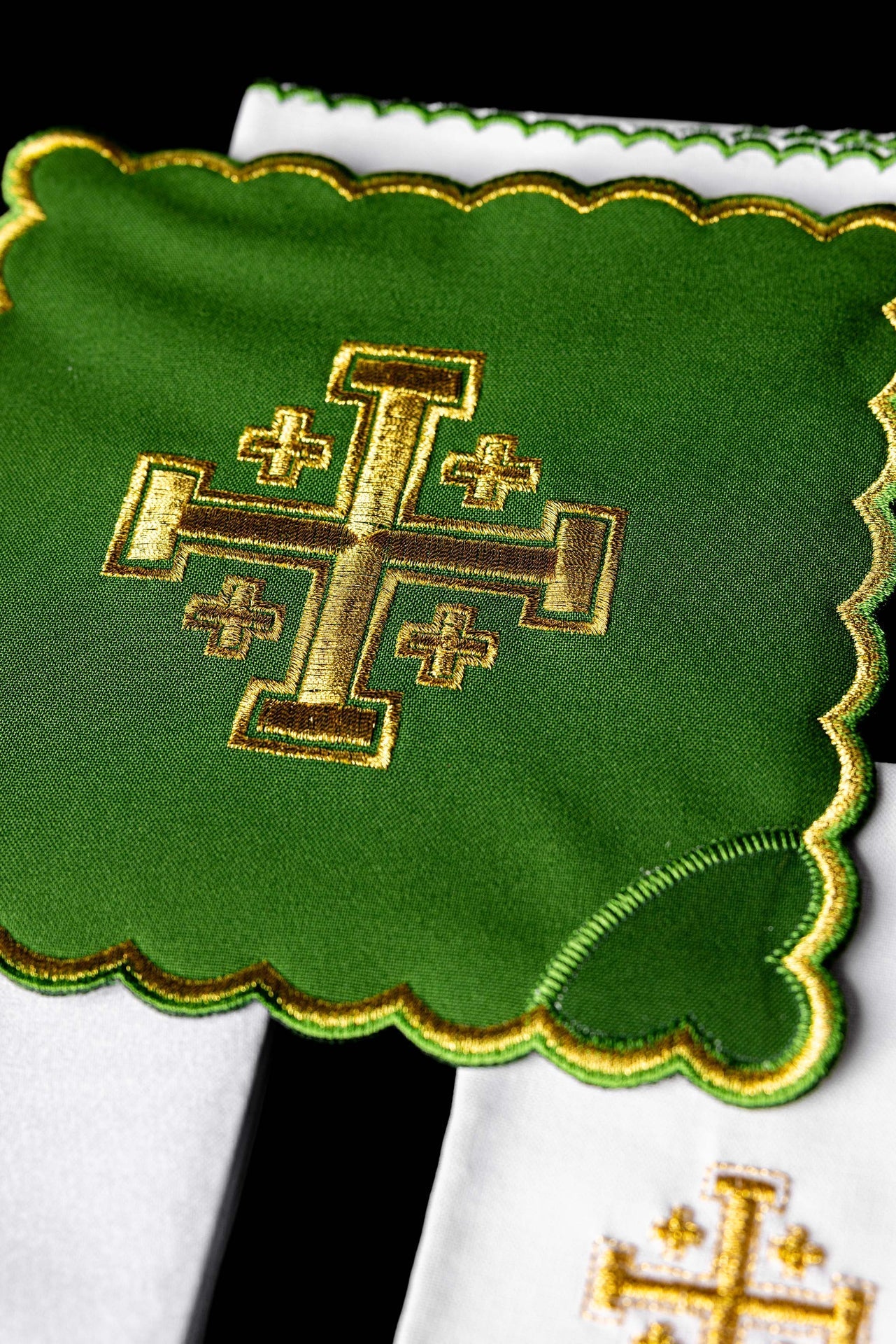 Bielizna Kielichowa Krzyż Jerozolimski Haftowana Złotem - Komplet - SZATYLITURGICZNE.PL