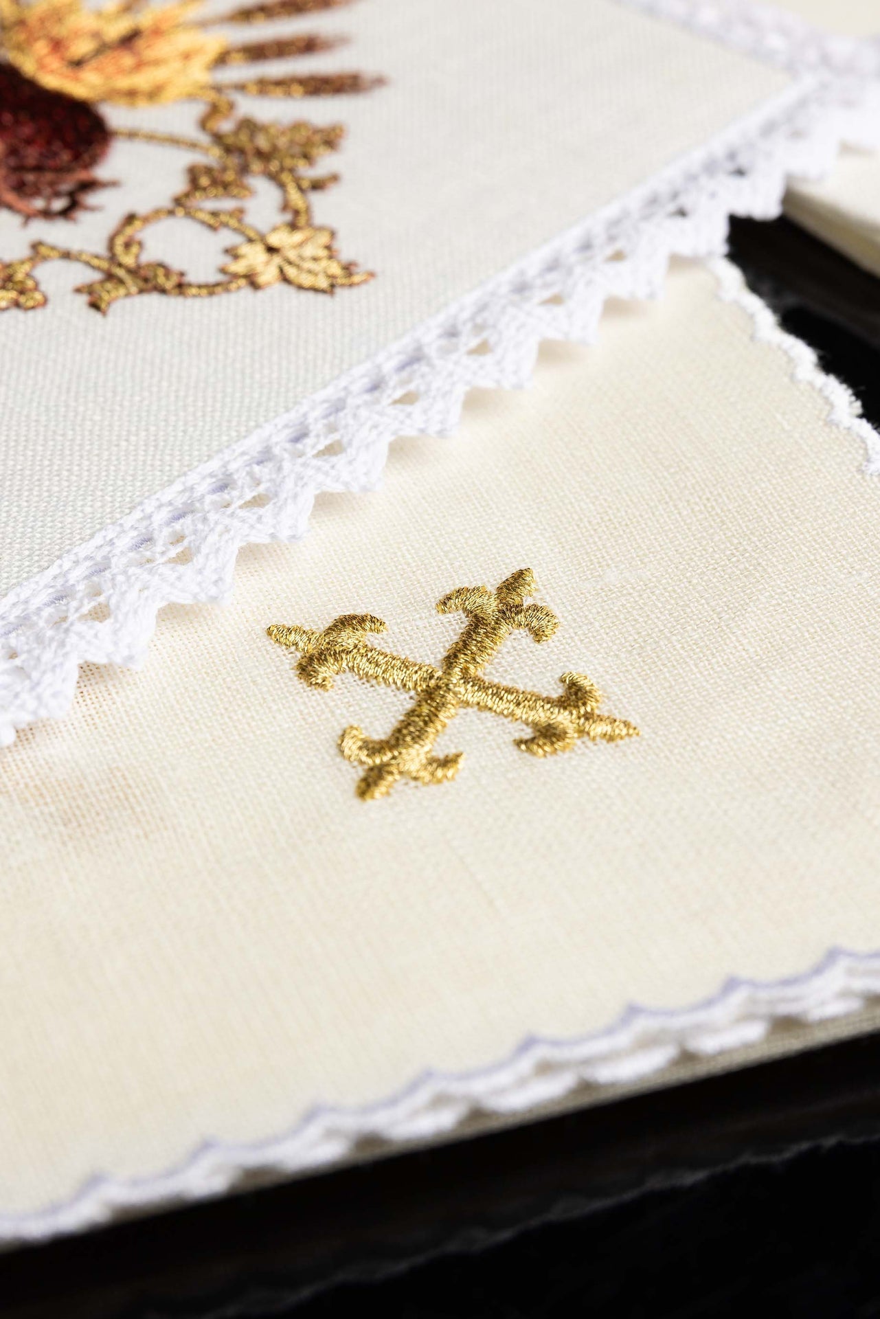 Bielizna Kielichowa Lniana Haftowana Złotem - Komplet Eucharystyczny - SZATYLITURGICZNE.PL