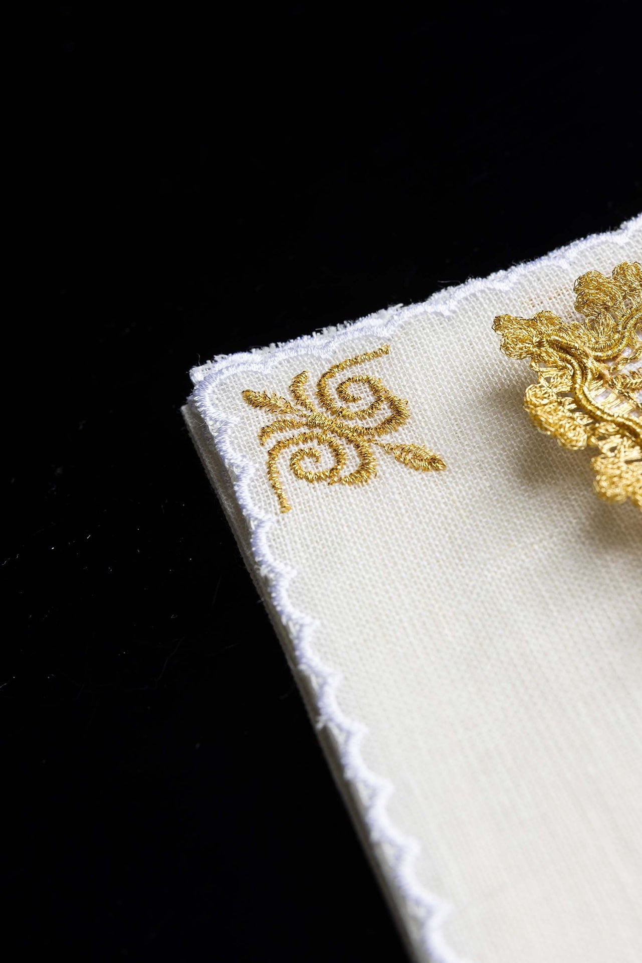 Bielizna Kielichowa Lniana - Złoty Symbol Maryjny - Komplet Haftowany - SZATYLITURGICZNE.PL