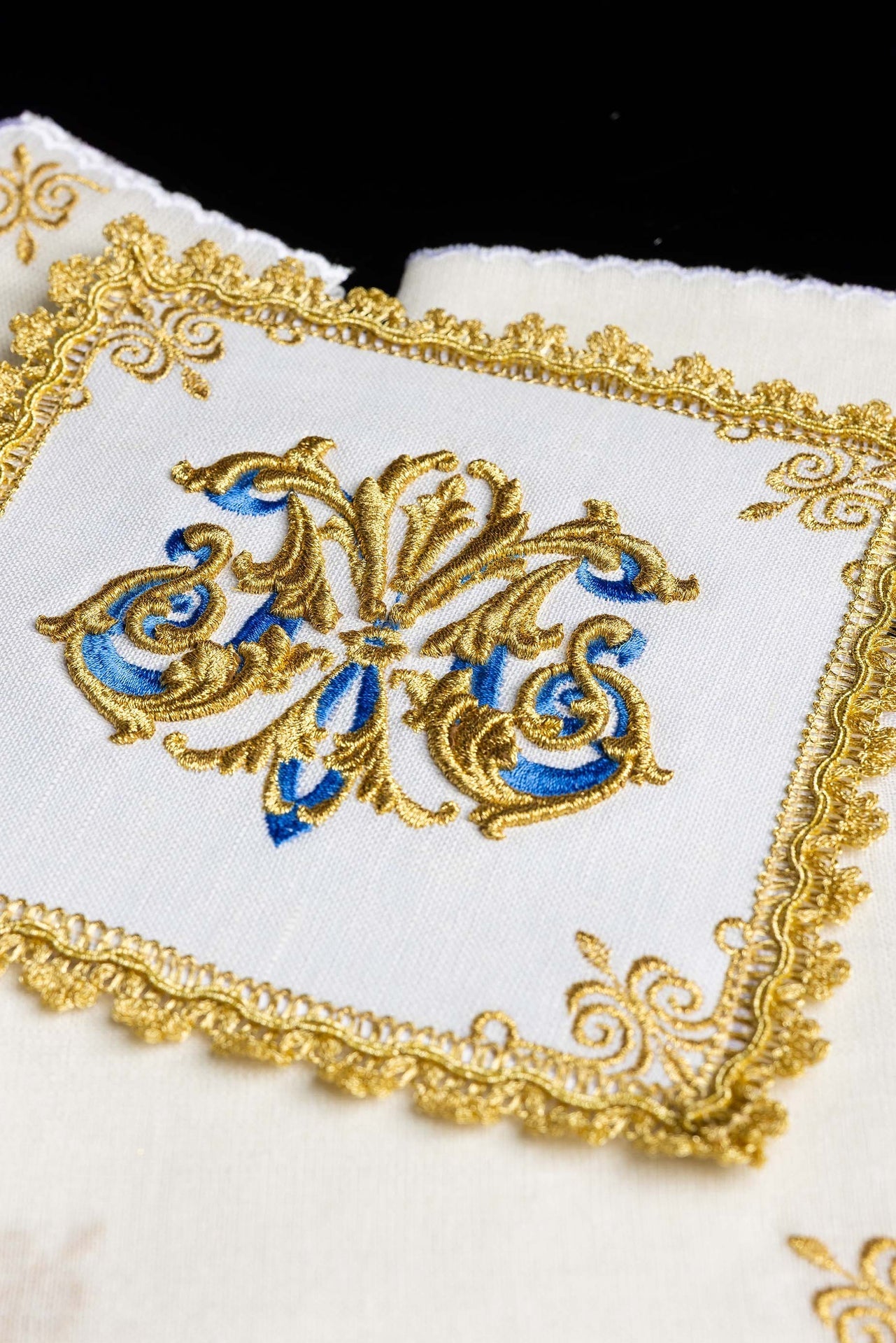Bielizna Kielichowa Lniana - Złoty Symbol Maryjny - Komplet Haftowany - SZATYLITURGICZNE.PL