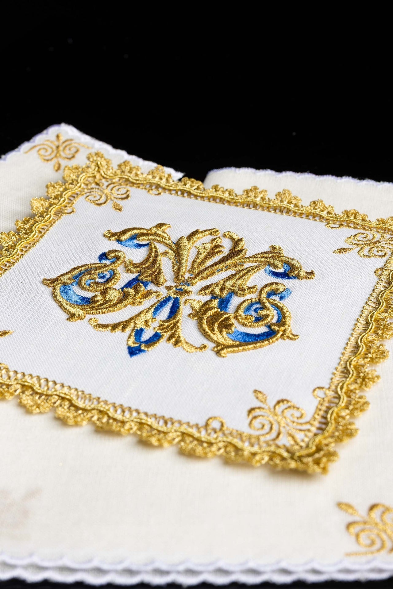 Bielizna Kielichowa Lniana - Złoty Symbol Maryjny - Komplet Haftowany - SZATYLITURGICZNE.PL