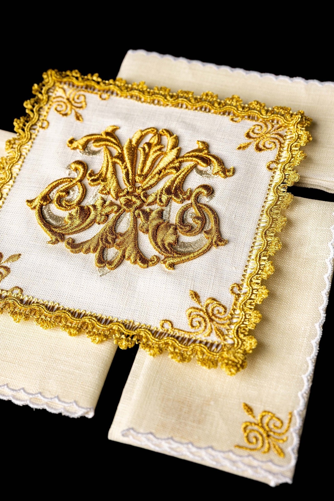 Bielizna Kielichowa Lniania Maryjna Złote Hafty - Komplet Liturgiczny - SZATYLITURGICZNE.PL