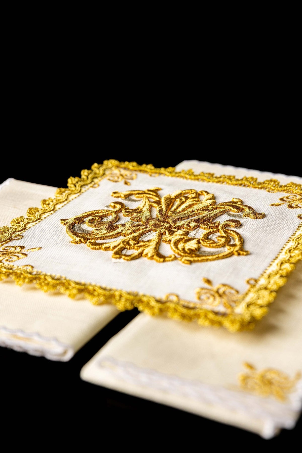 Bielizna Kielichowa Lniania Maryjna Złote Hafty - Komplet Liturgiczny - SZATYLITURGICZNE.PL