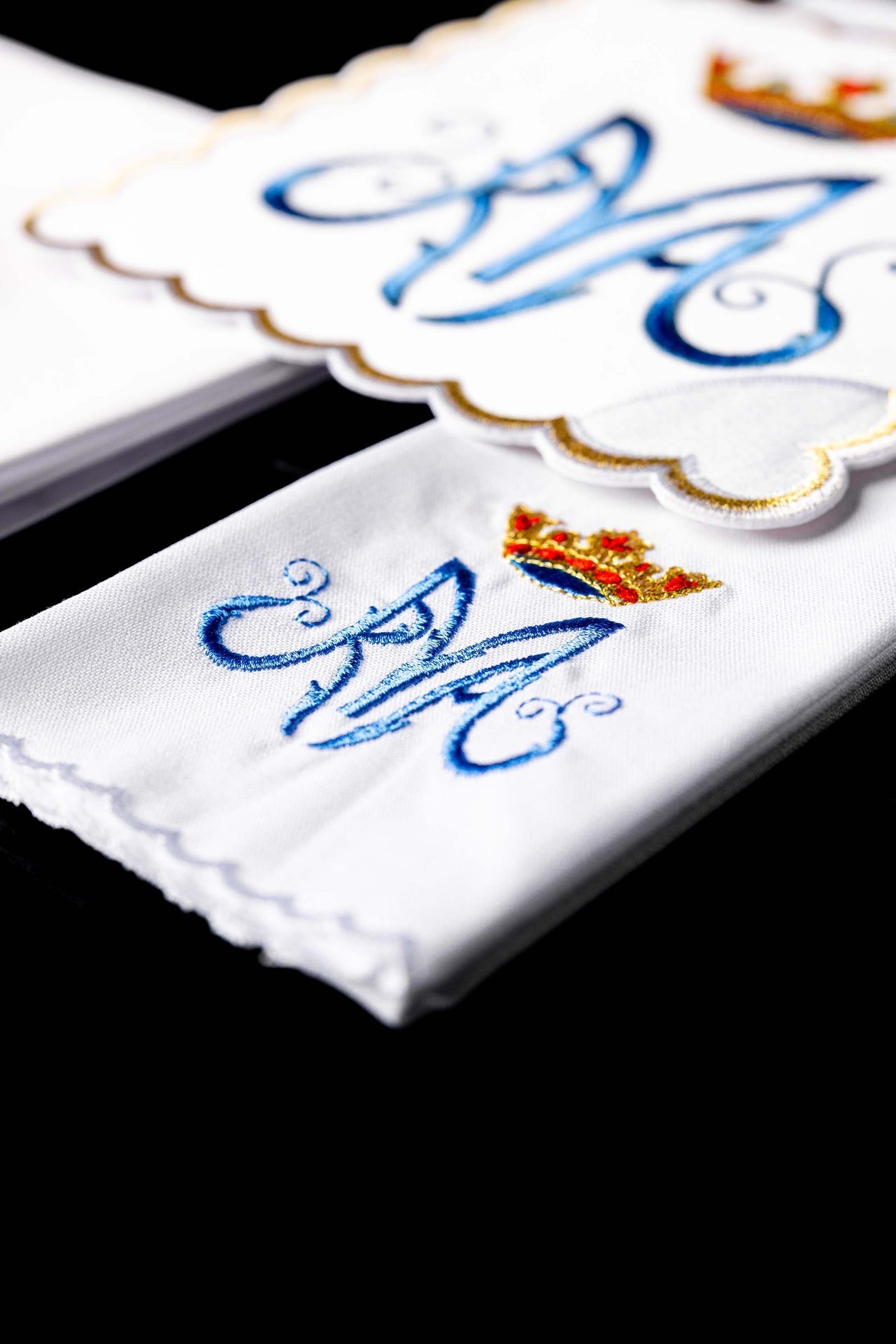 Bielizna Kielichowa Maryjna - Niebieski Symbol, Haft Złotem - SZATYLITURGICZNE.PL