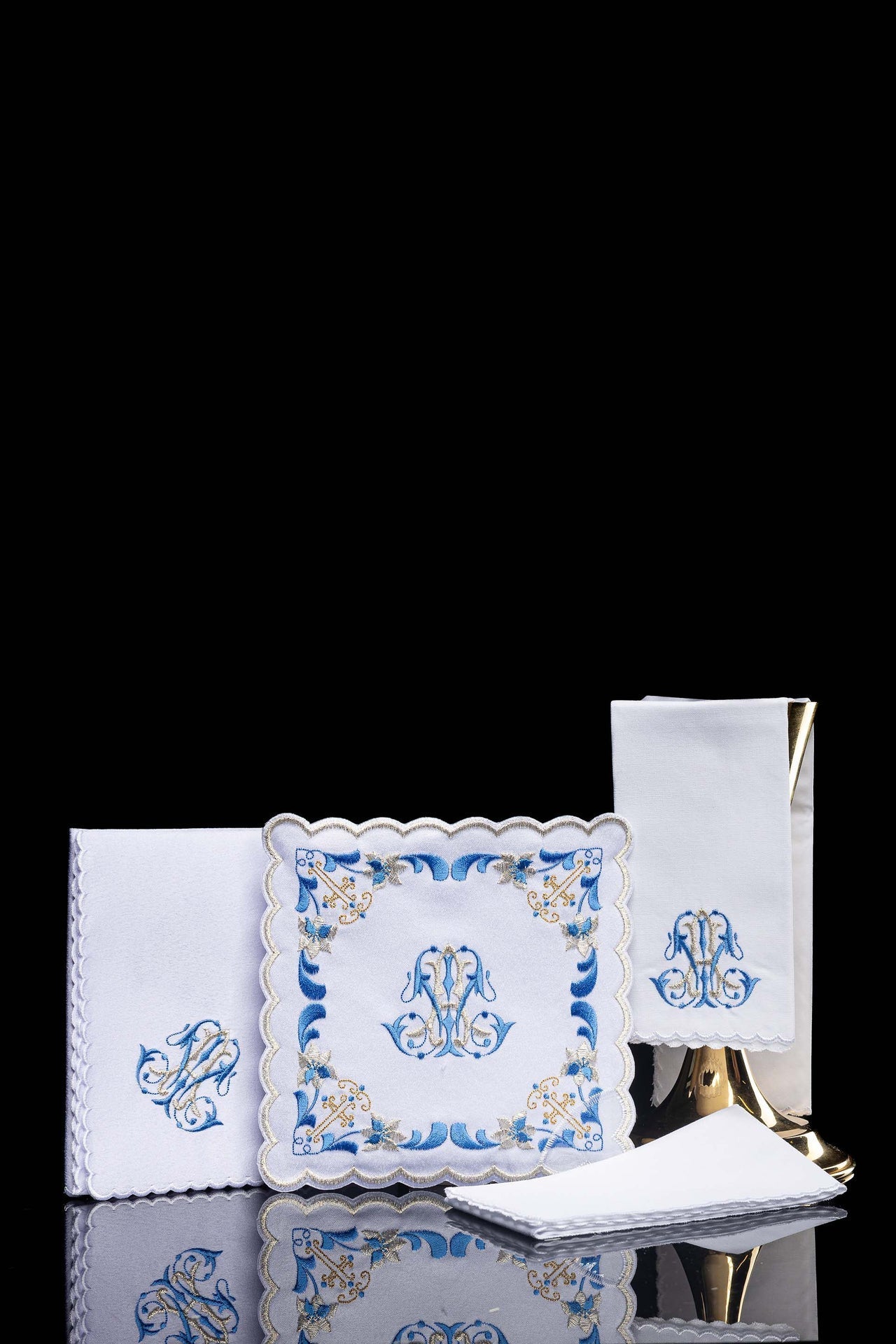Bielizna Kielichowa Maryjna z Niebieskim Haftem - Komplet Liturgiczny - SZATYLITURGICZNE.PL