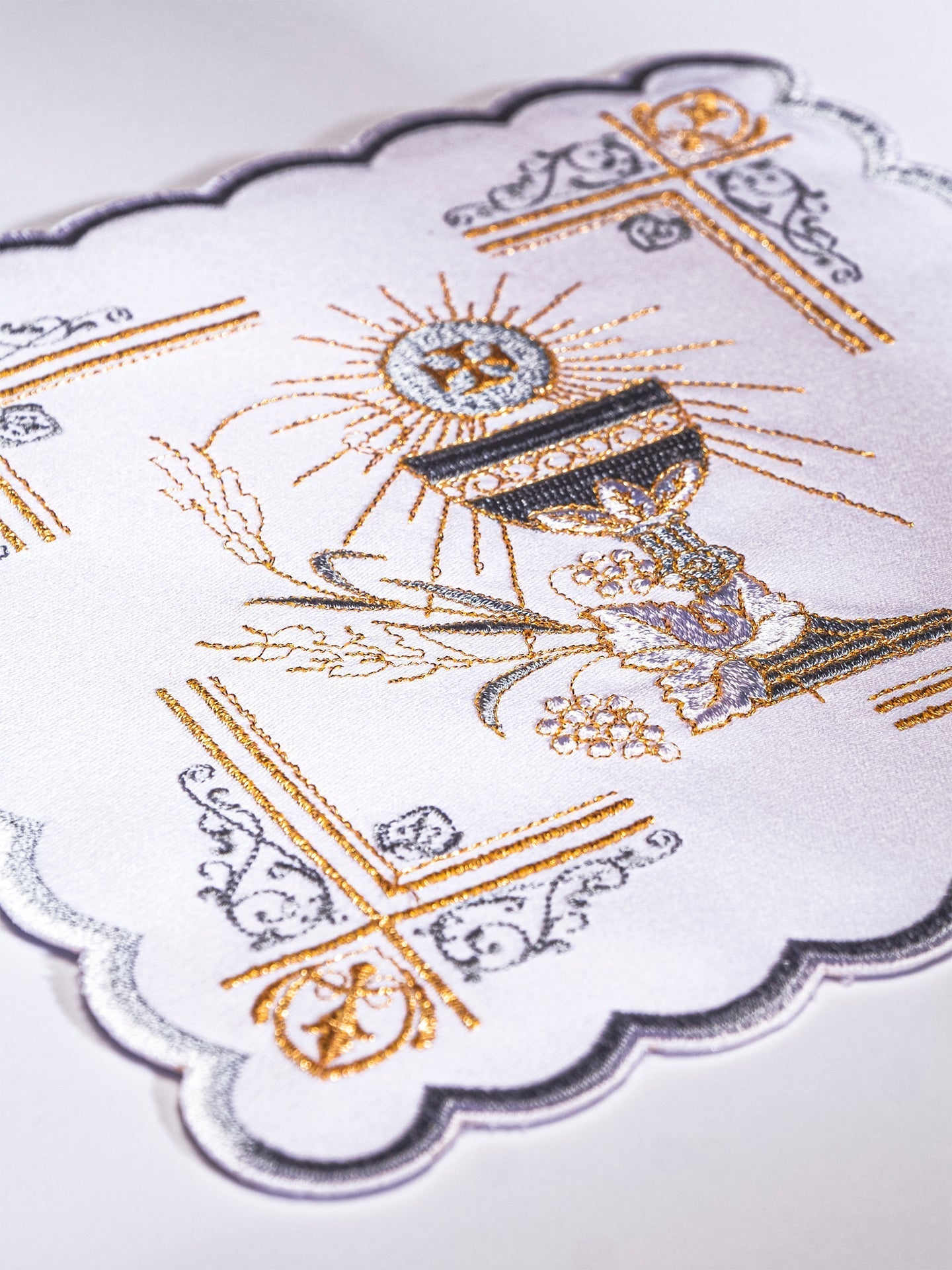 Bielizna Kielichowa z Haftem Eucharystycznym - Złoto - Srebrna - SZATYLITURGICZNE.PL