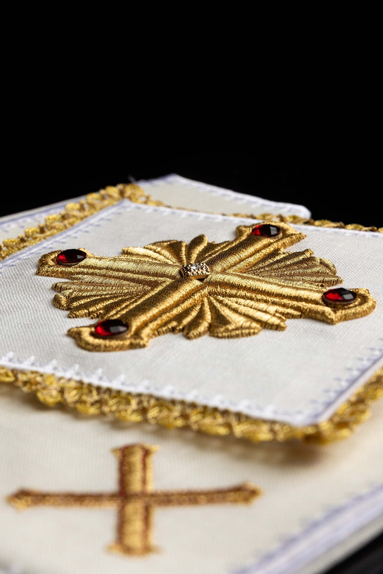 Bogato Haftowana Bielizna Kielichowa Lniana - Złote Krzyże i Apretura - SZATYLITURGICZNE.PL