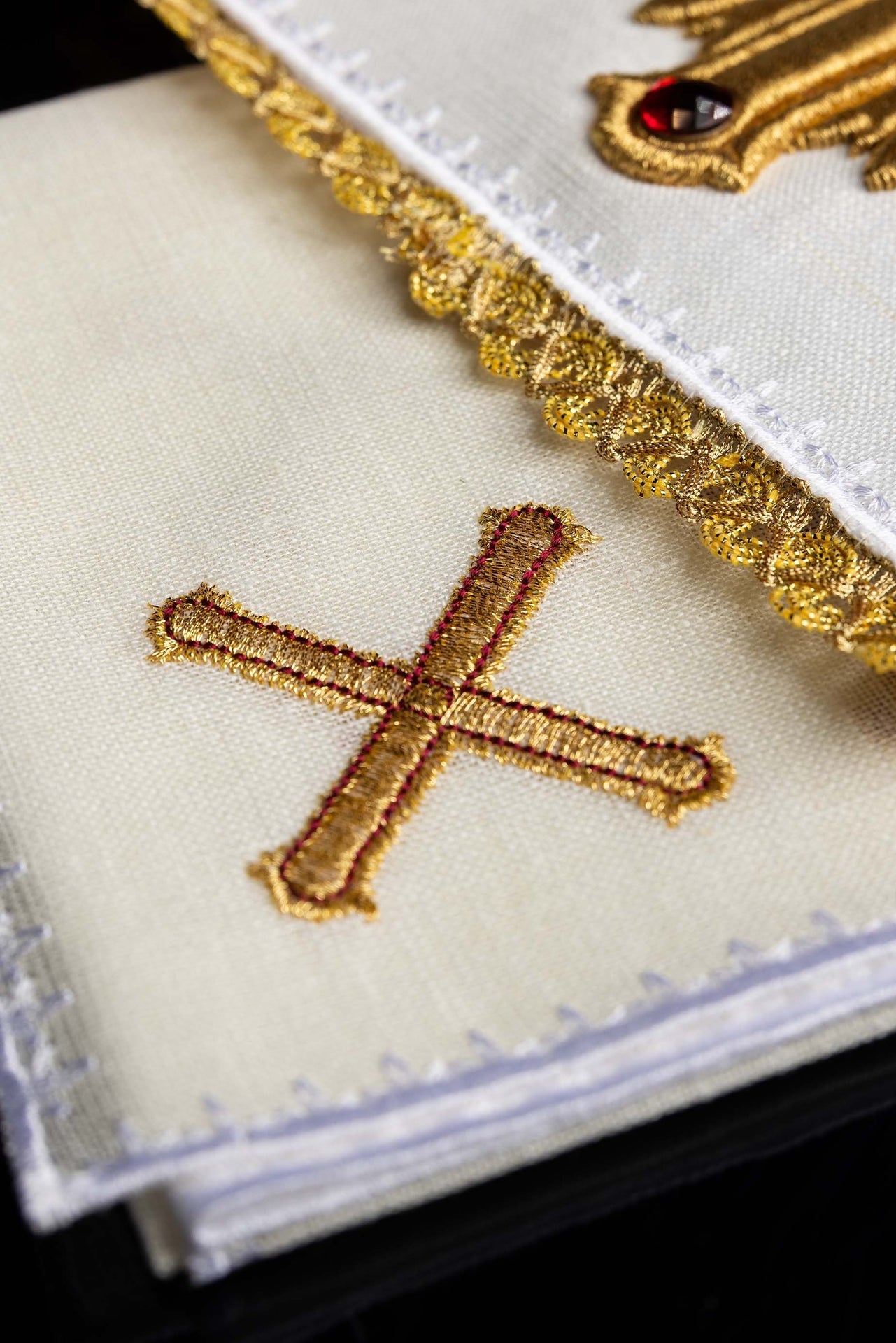 Bogato Haftowana Bielizna Kielichowa Lniana - Złote Krzyże i Apretura - SZATYLITURGICZNE.PL
