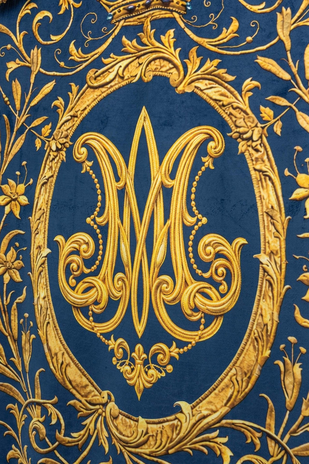 Chorągiew drukowana dwustronna z wizerunkiem Matki Bożej Niepokalanej i monogramem - SZATYLITURGICZNE.PL
