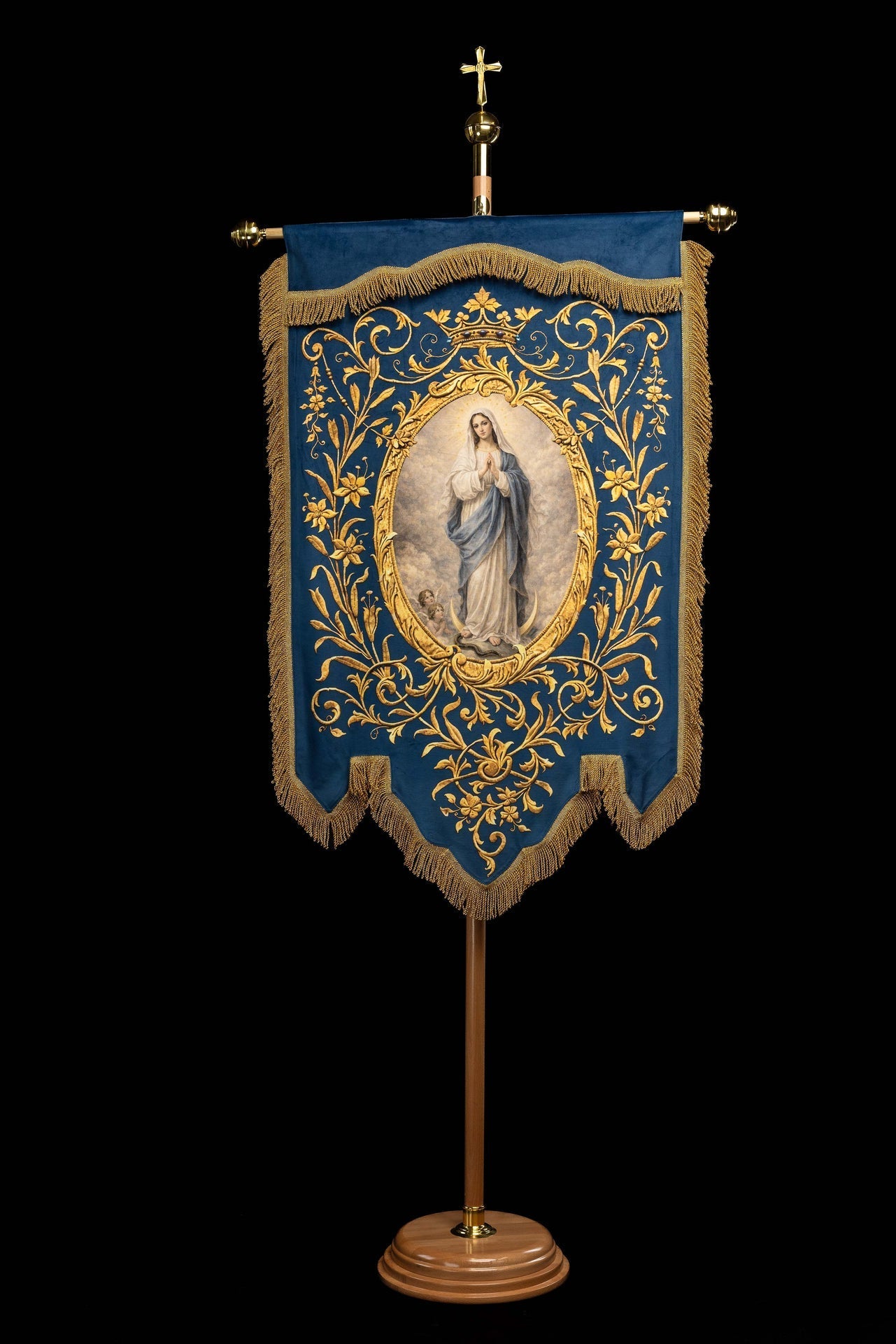 Chorągiew drukowana dwustronna z wizerunkiem Matki Bożej Niepokalanej i monogramem - SZATYLITURGICZNE.PL