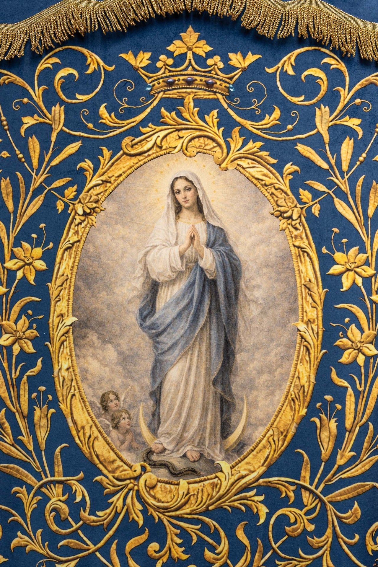 Chorągiew drukowana dwustronna z wizerunkiem Matki Bożej Niepokalanej i monogramem - SZATYLITURGICZNE.PL