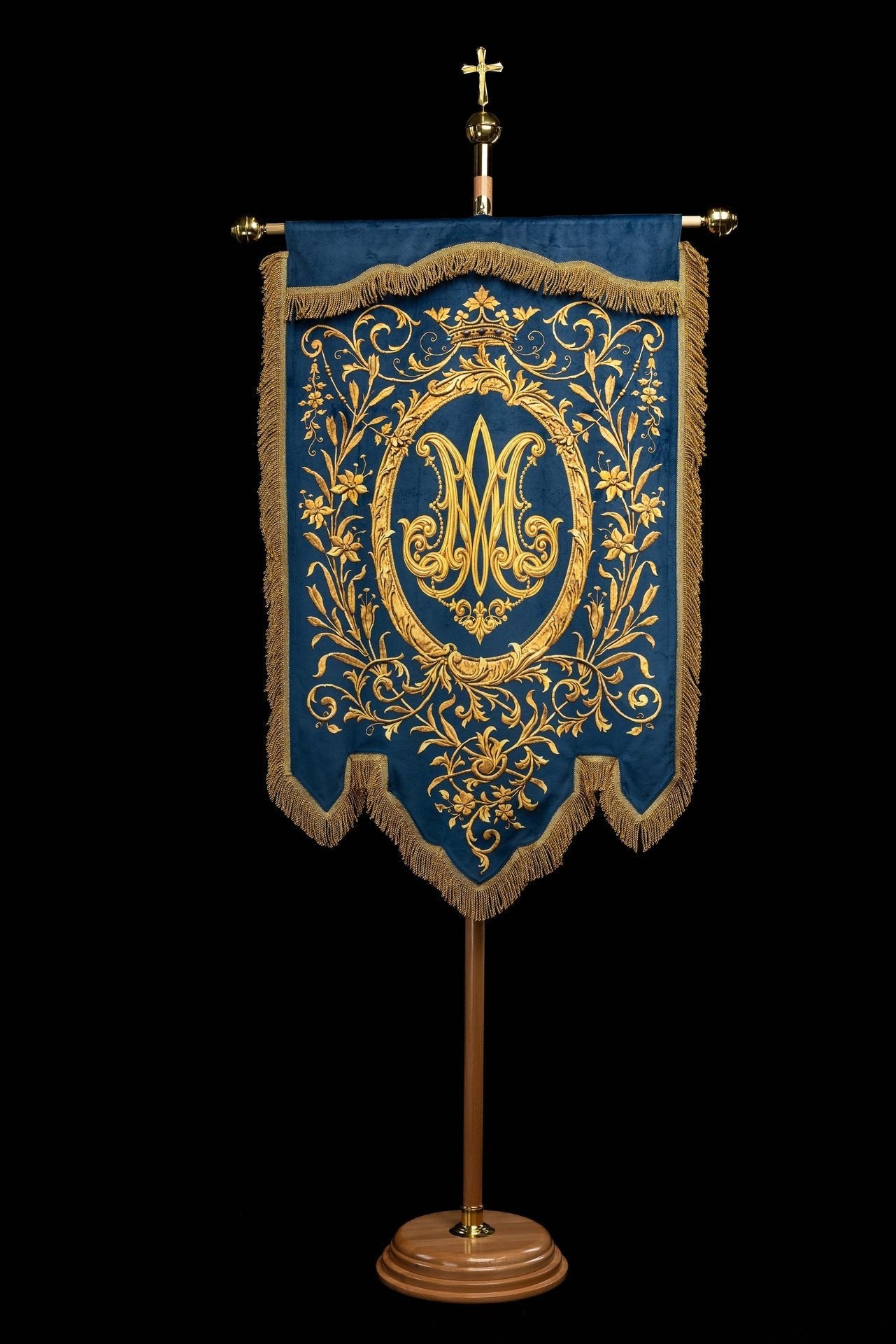 Chorągiew drukowana dwustronna z wizerunkiem Matki Bożej Niepokalanej i monogramem - SZATYLITURGICZNE.PL