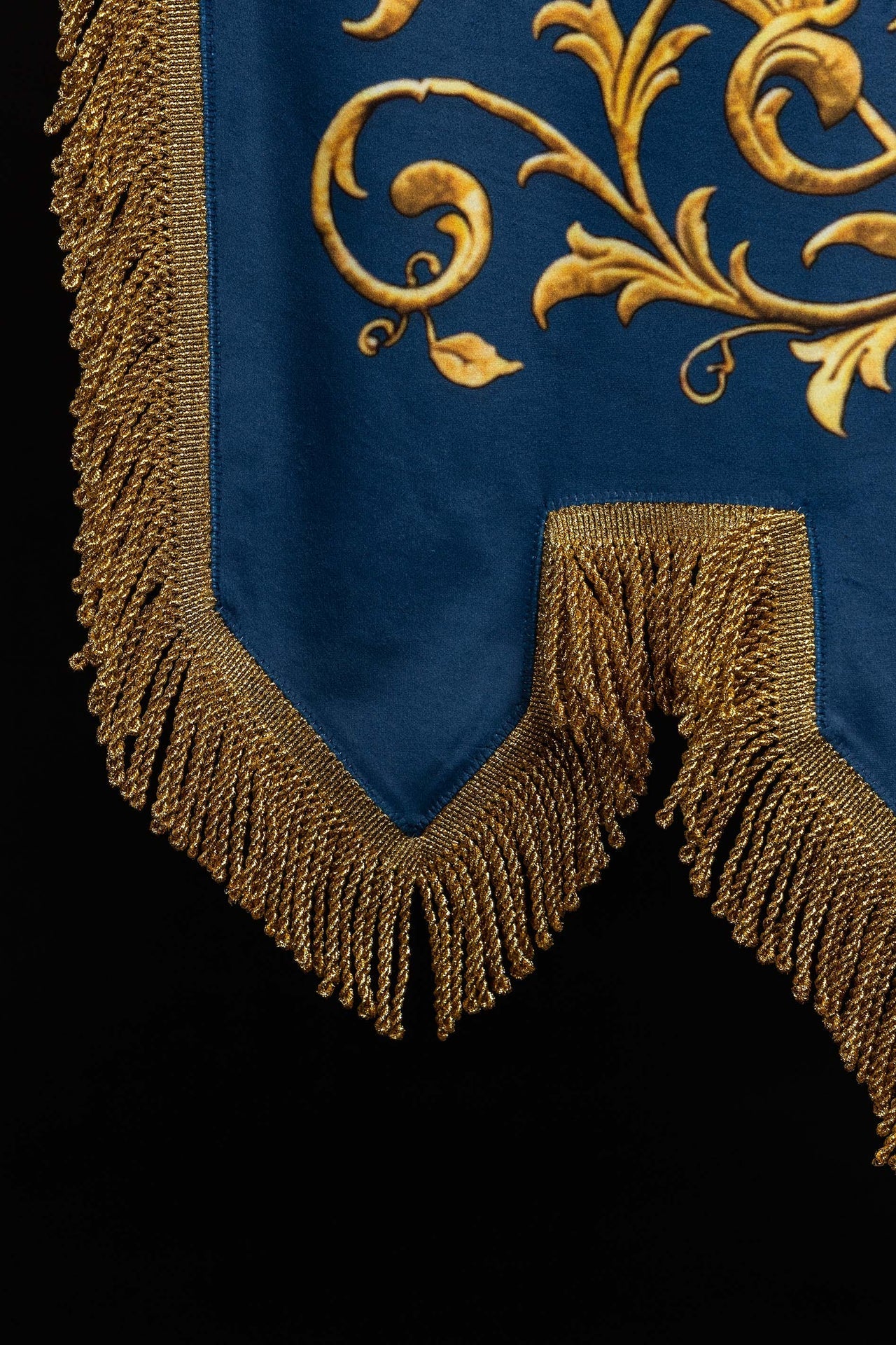 Chorągiew drukowana dwustronna z wizerunkiem Matki Bożej Niepokalanej i monogramem - SZATYLITURGICZNE.PL