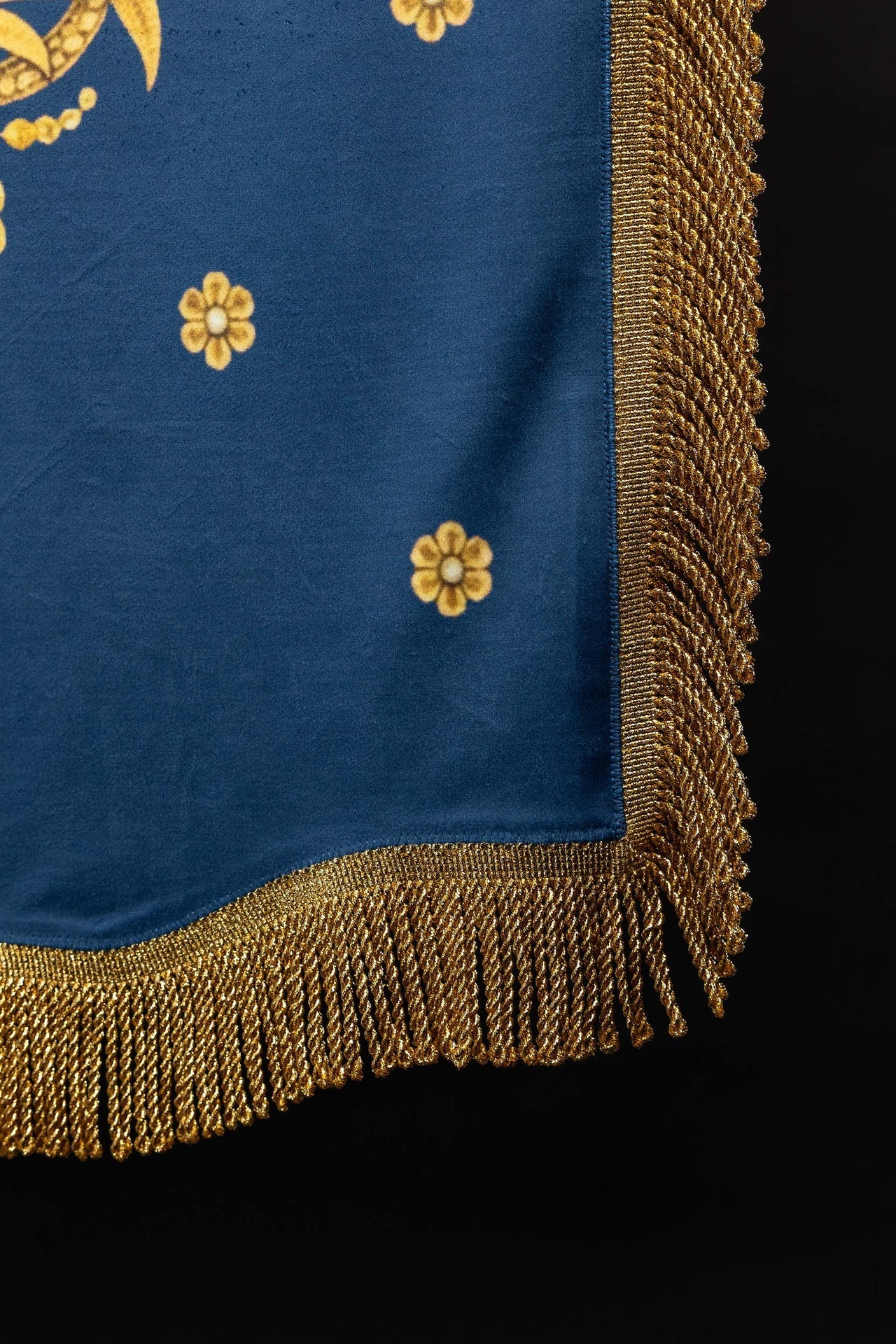 Chorągiew drukowana dwustronna z wizerunkiem Matki Bożej Wniebowziętej i monogramem - SZATYLITURGICZNE.PL