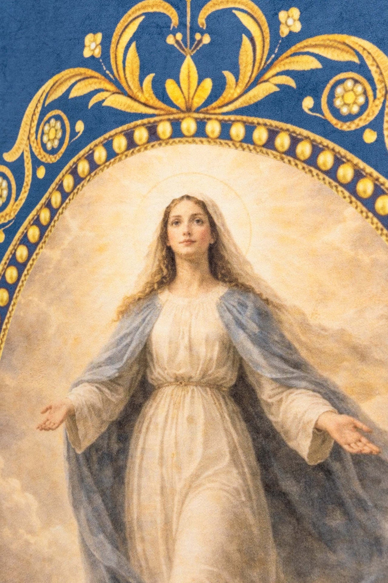 Chorągiew drukowana dwustronna z wizerunkiem Matki Bożej Wniebowziętej i monogramem - SZATYLITURGICZNE.PL